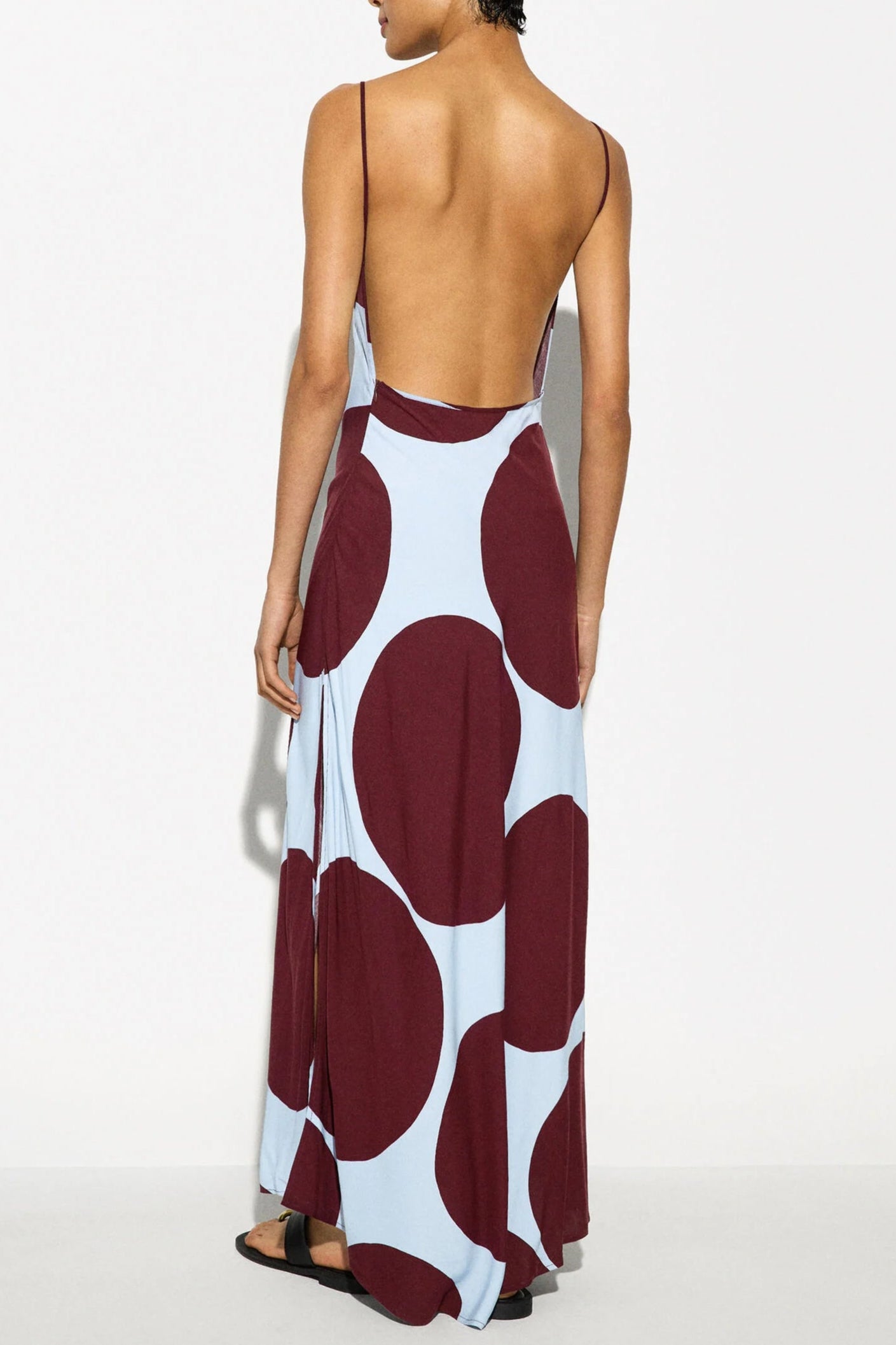 STRAPPY DRESS: ELEGANT SILHOUETTE FOR WEDDING GUEST
