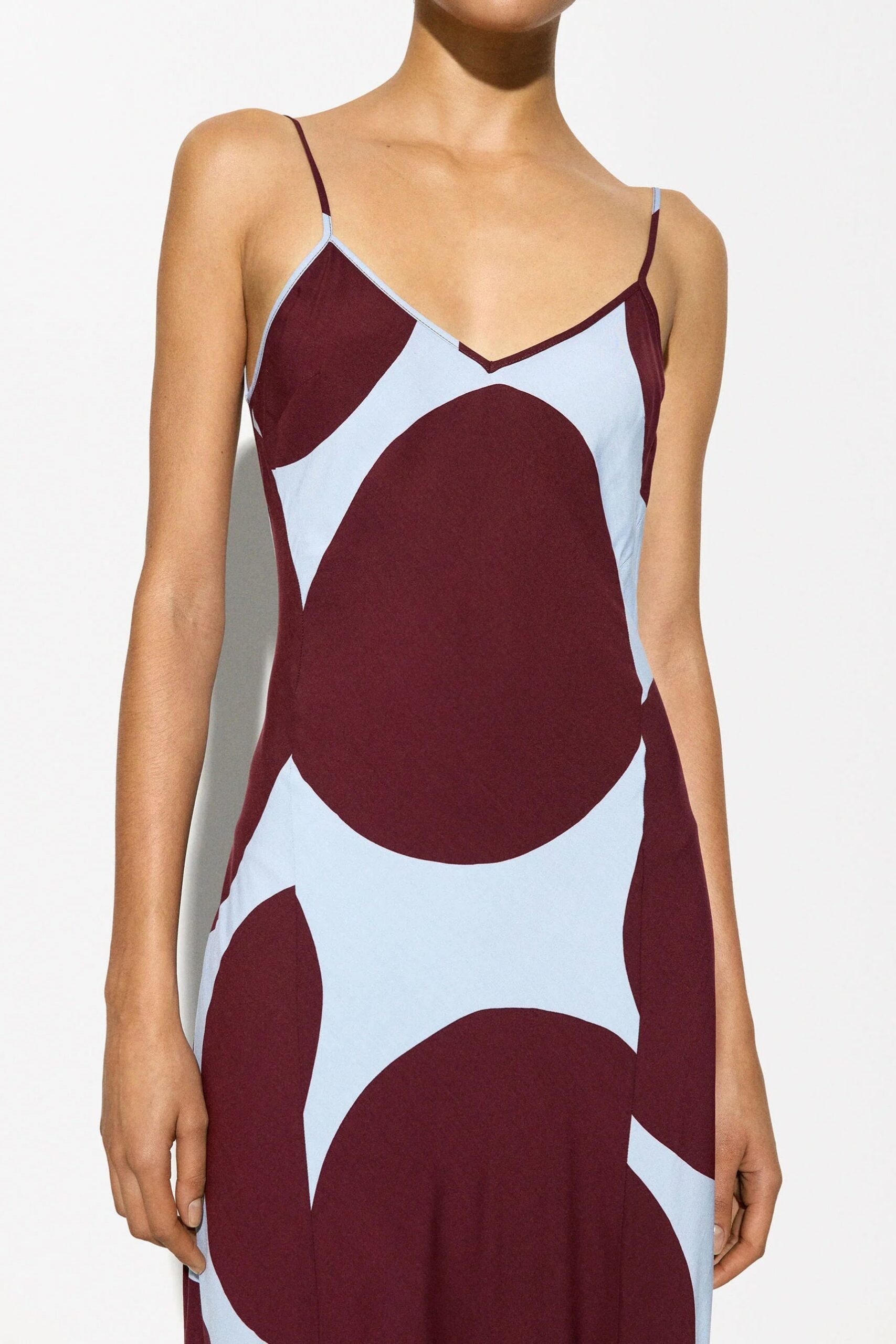 STRAPPY DRESS: ELEGANT SILHOUETTE FOR WEDDING GUEST
