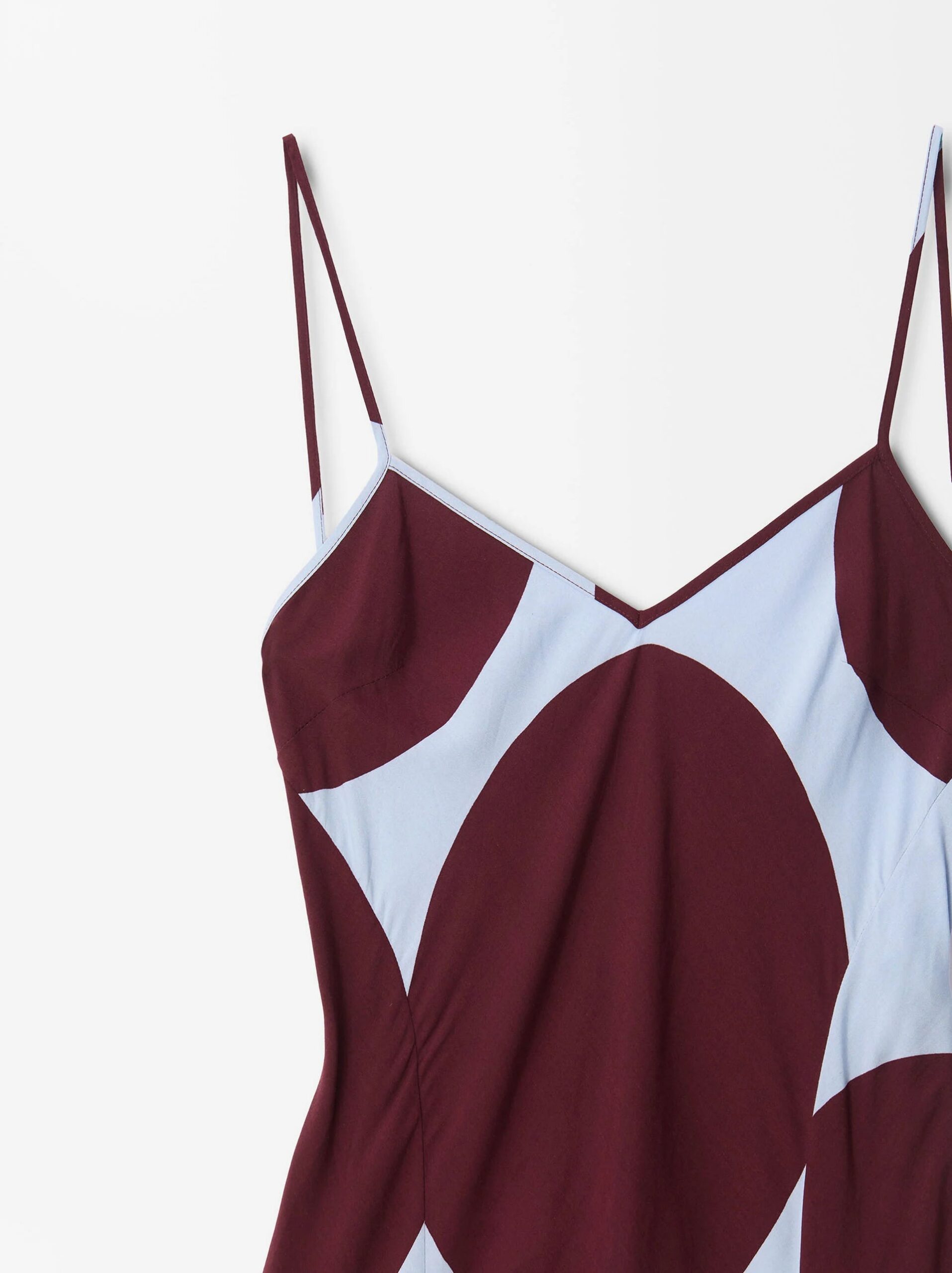 STRAPPY DRESS: ELEGANT SILHOUETTE FOR WEDDING GUEST