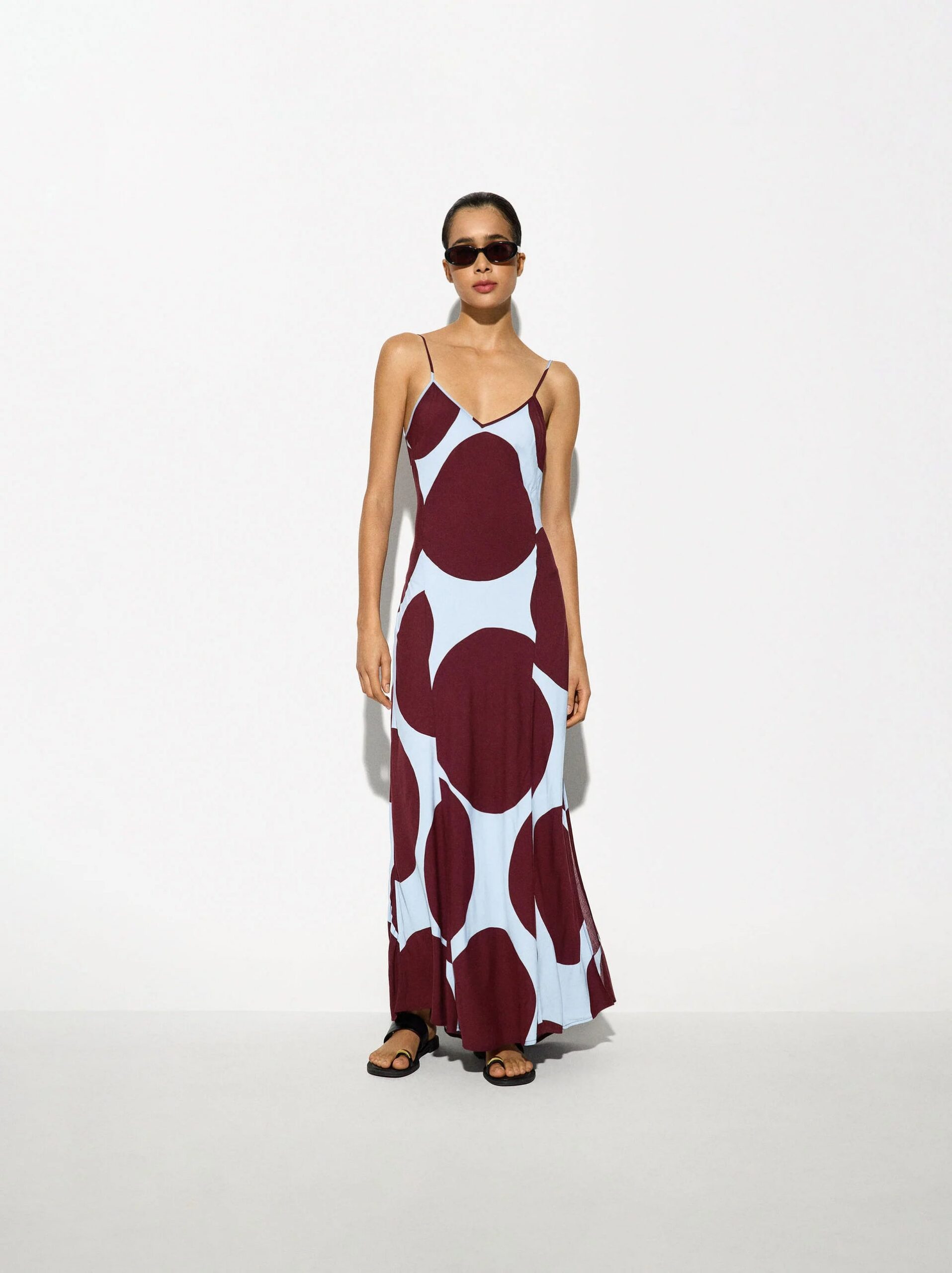 STRAPPY DRESS: ELEGANT SILHOUETTE FOR WEDDING GUEST