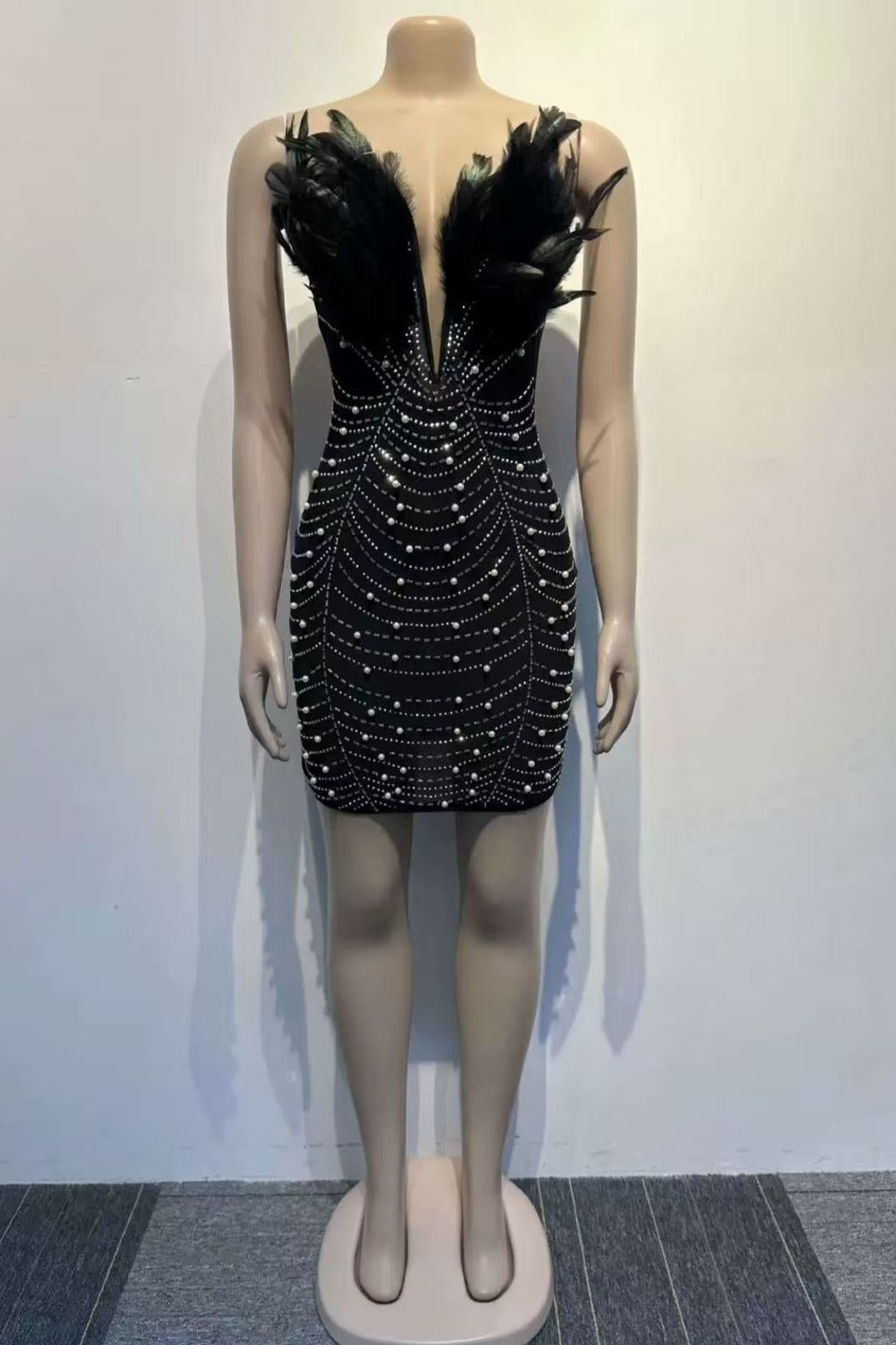 STRAPLESS FEATHER PEARL MINI COCKTAIL DRESS