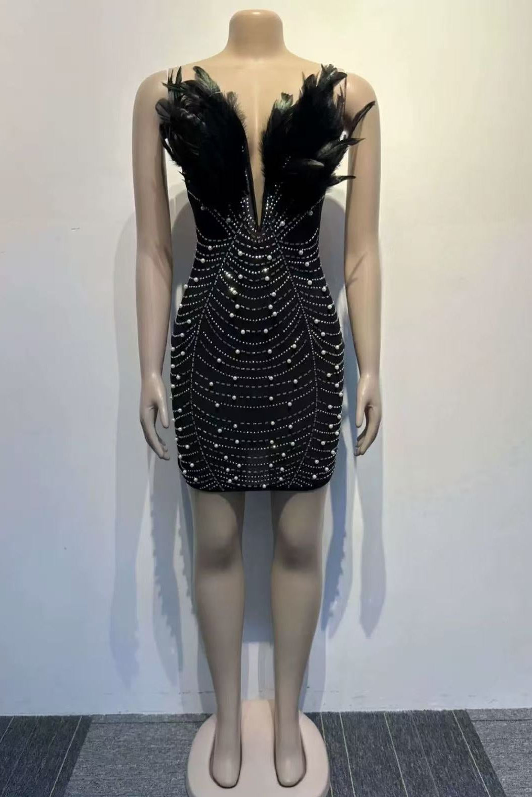 BLACK STRAPLESS FEATHER PEARL MINI COCKTAIL DRESS