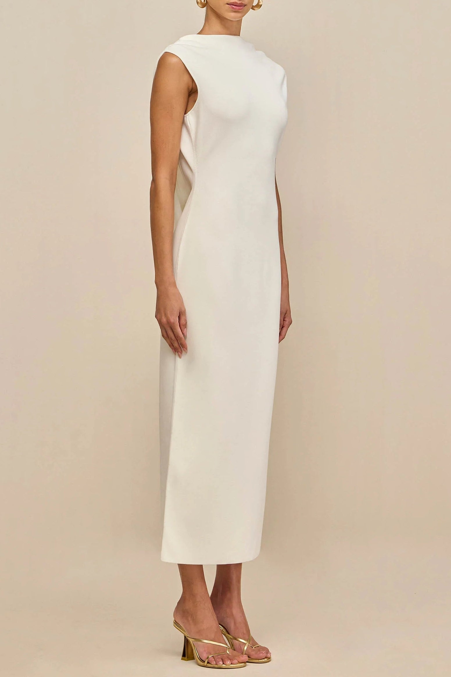 WHITE SLEEVELESS BACKLESS KNIT MIDI DRESS GOLDEN PLEATED