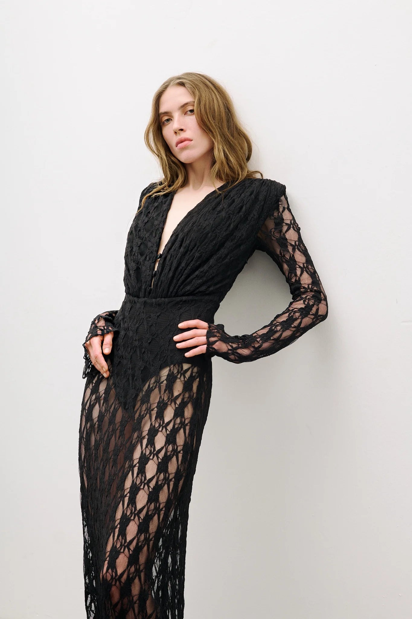 GWENDOLYN V-NECK LACE MAXI DRESS BLACK