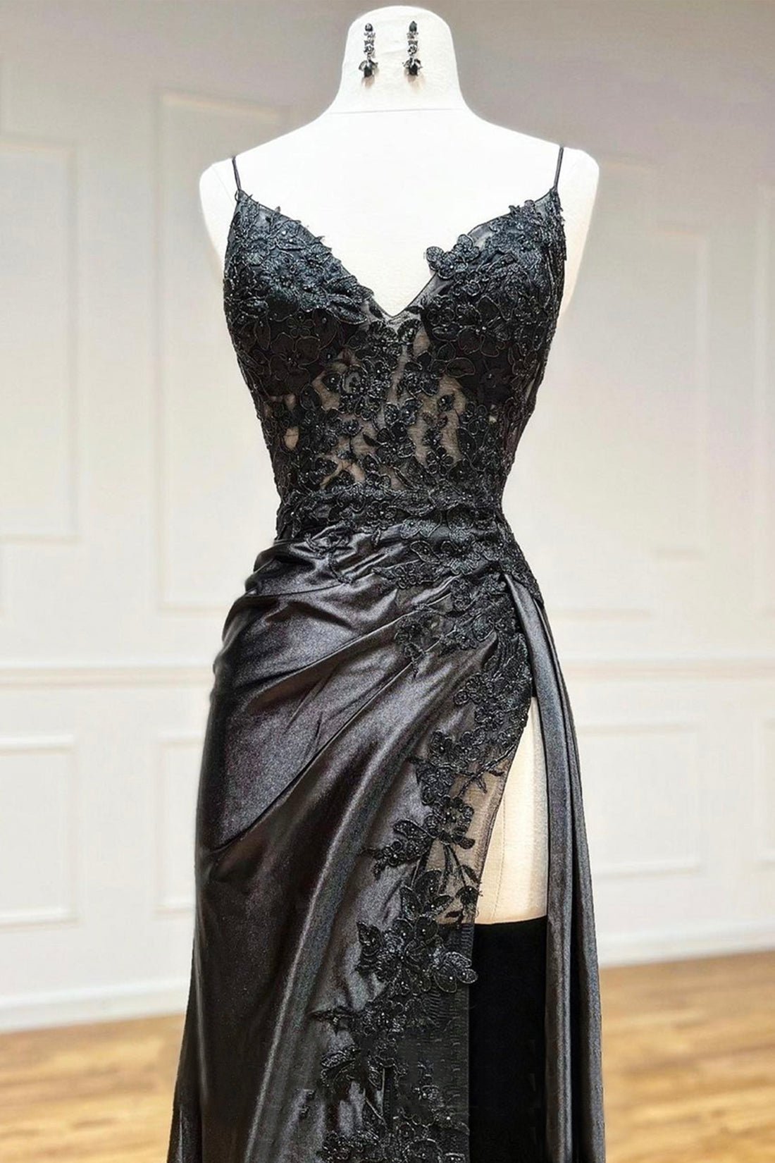 BLACK V-NECK LACE COCKTAIL DRESS