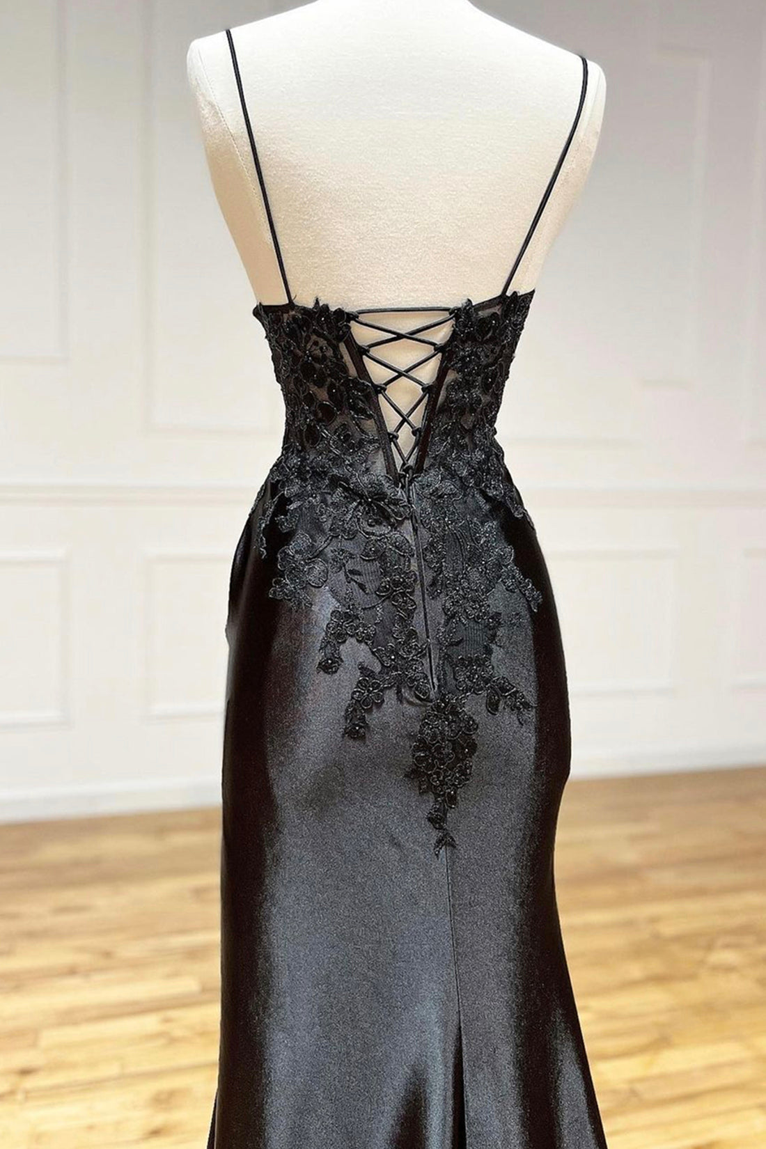 BLACK V-NECK LACE COCKTAIL DRESS