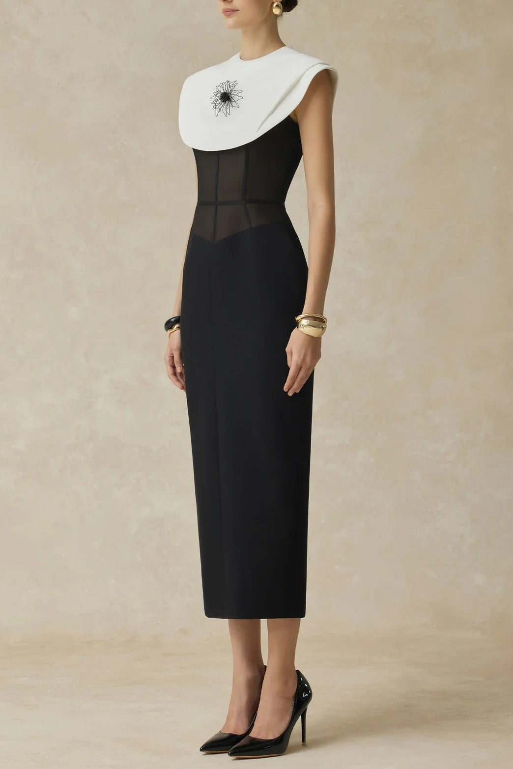 BLACK SLEEVELESS MIDI DRESS WITH WHITE CAPE