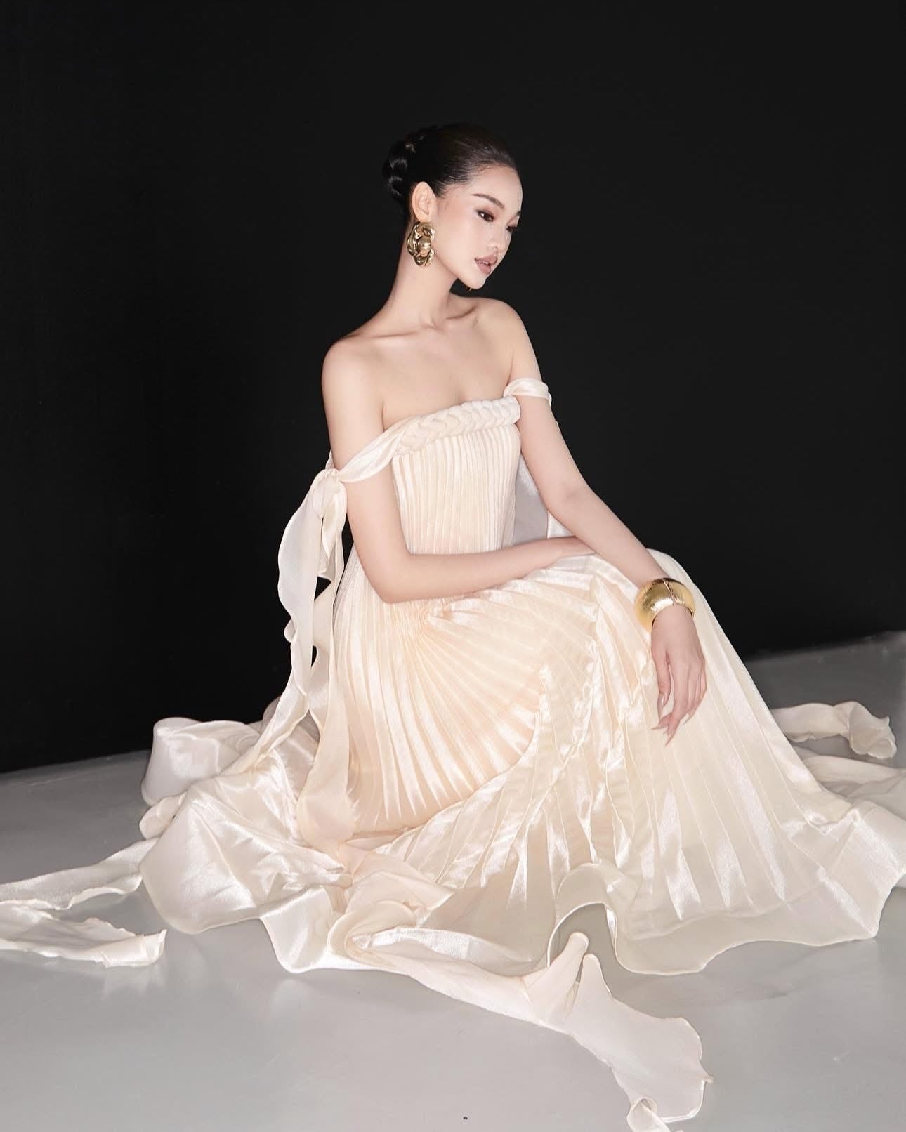 QUINTINA OFF-SHOULDER PLEATED MAXI DRESS APRICOT
