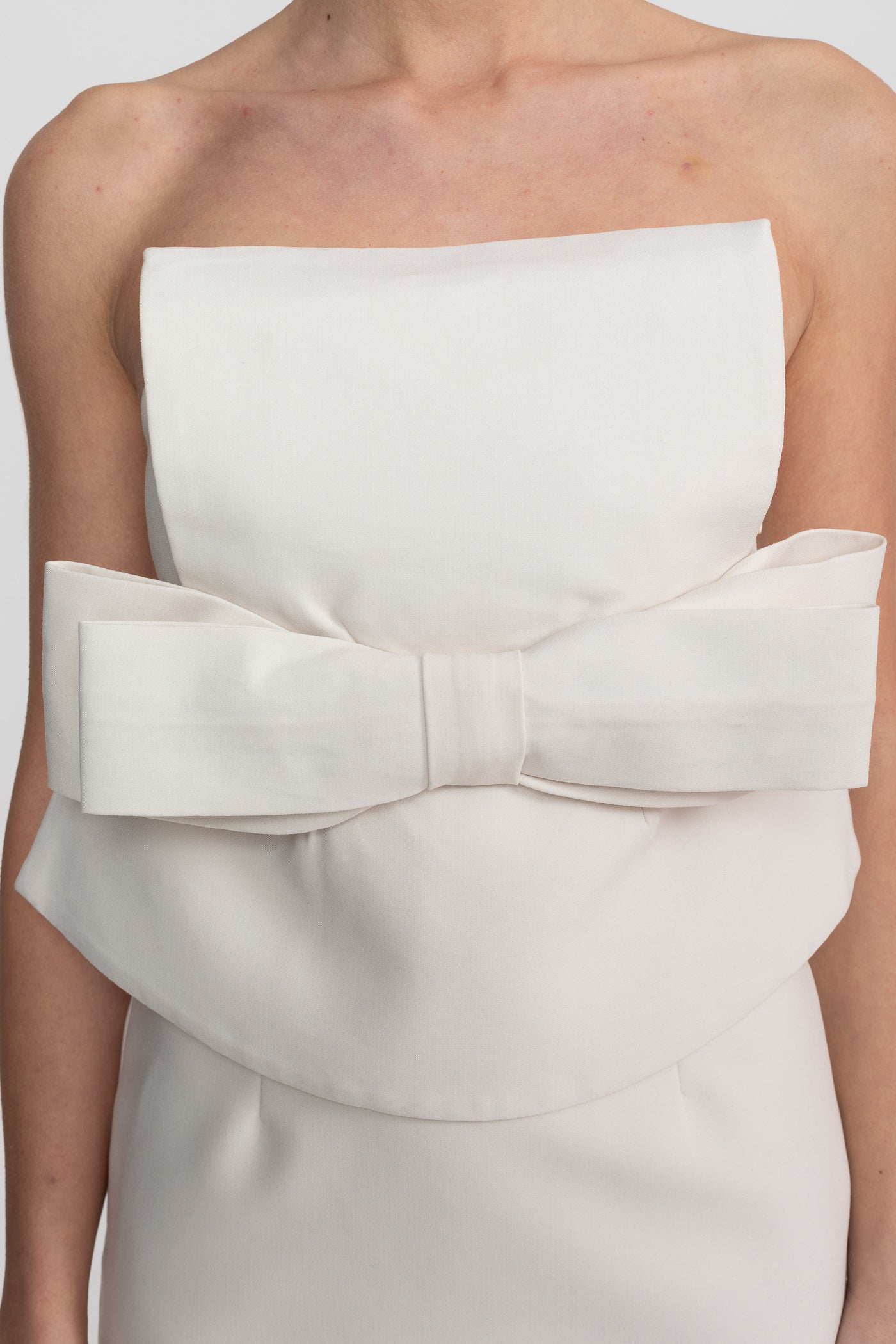 VICKY WHITE STRAPLESS MINI BOW DRESS
