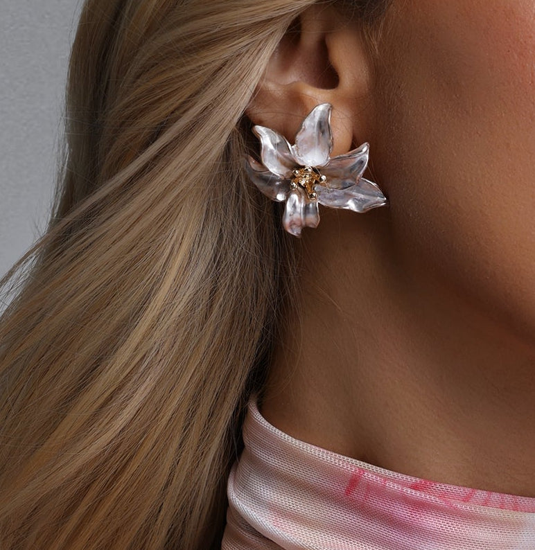 2026-05-15-melina256825 METALLIC WAVY PETAL FLOWER STUD EARRINGS