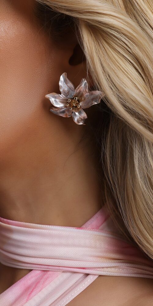 2026-05-15-melina256854 METALLIC WAVY PETAL FLOWER STUD EARRINGS