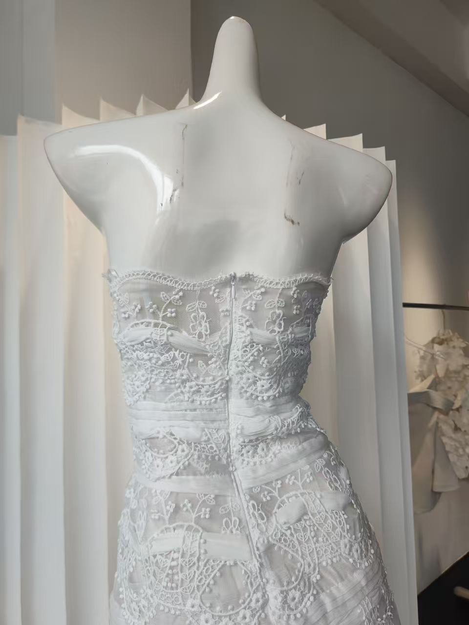 55dbb9e6bc23c1d55991cc36d59dde9a STRAPLESS SCALLOPED LACE TIERED MINI DRESS