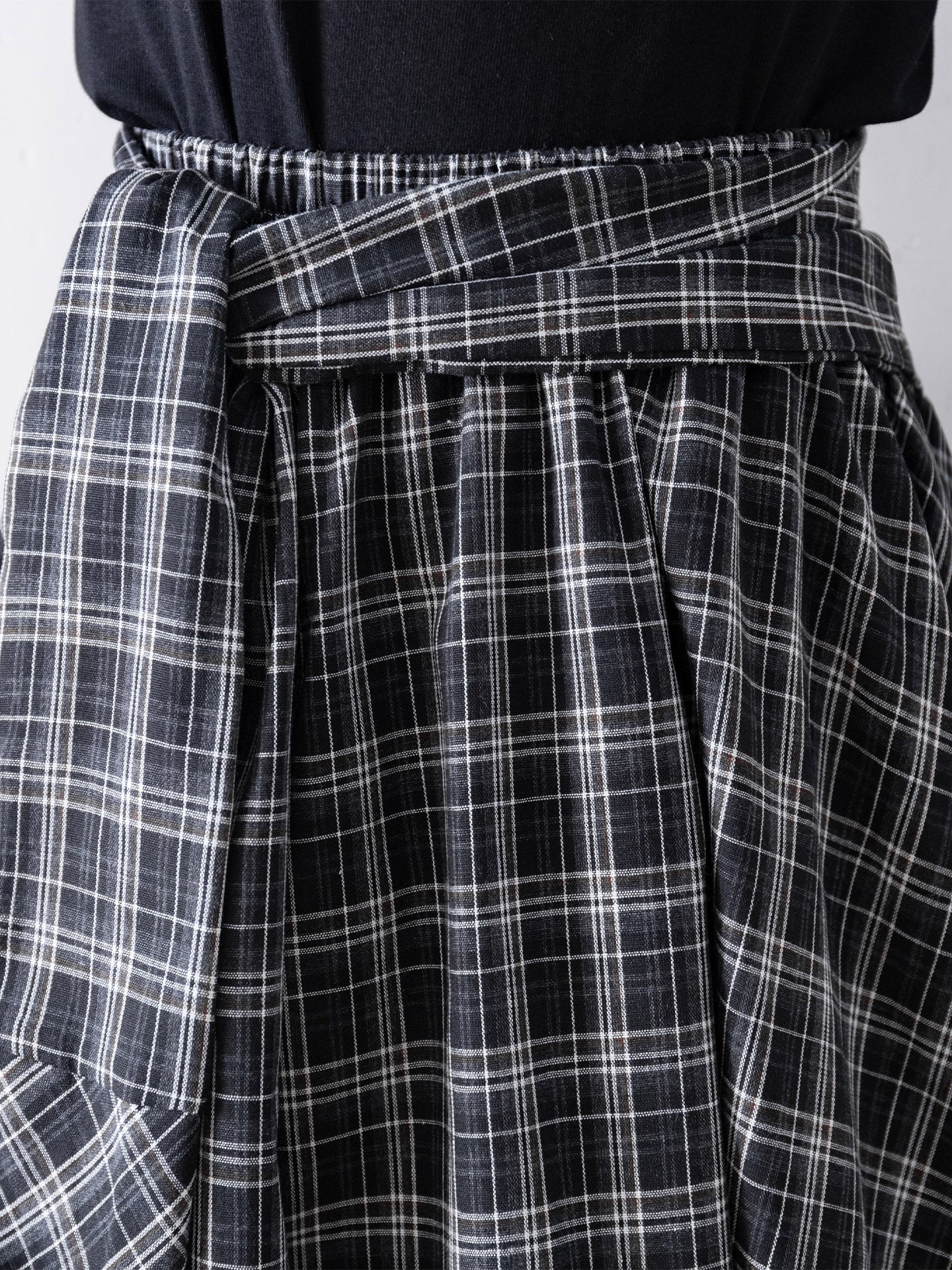 O1CN015CCKbN1fP8X9Kyfyz__163593998 BLACK WHITE PLAID WRAP SKIRT ASYMMETRICAL HEM