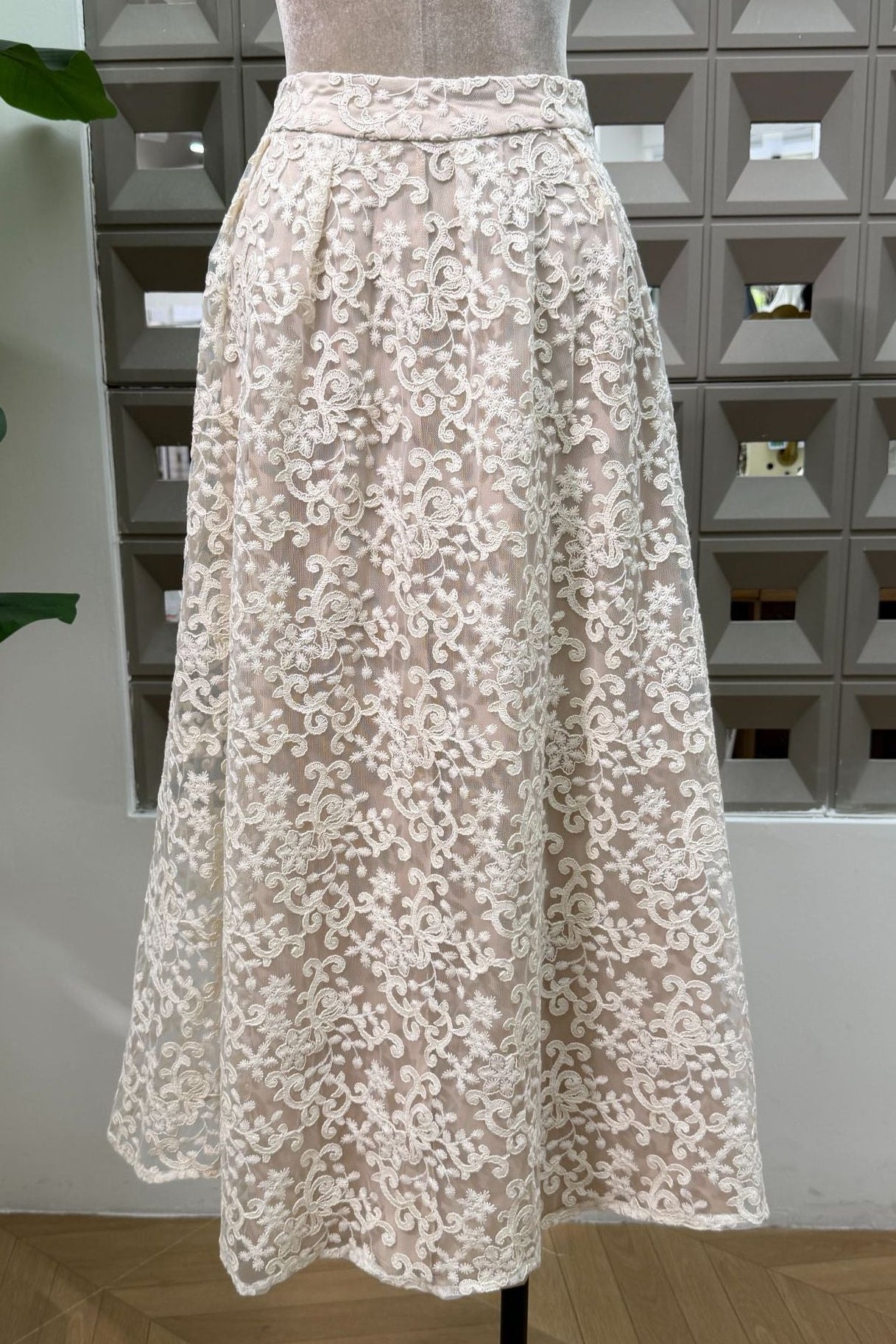 O1CN016C7bbQ1EoKmPhEYTb__2218304790398-0-cib IVORY LACE PEPLUM TOP & A-LINE MAXI SKIRT SET