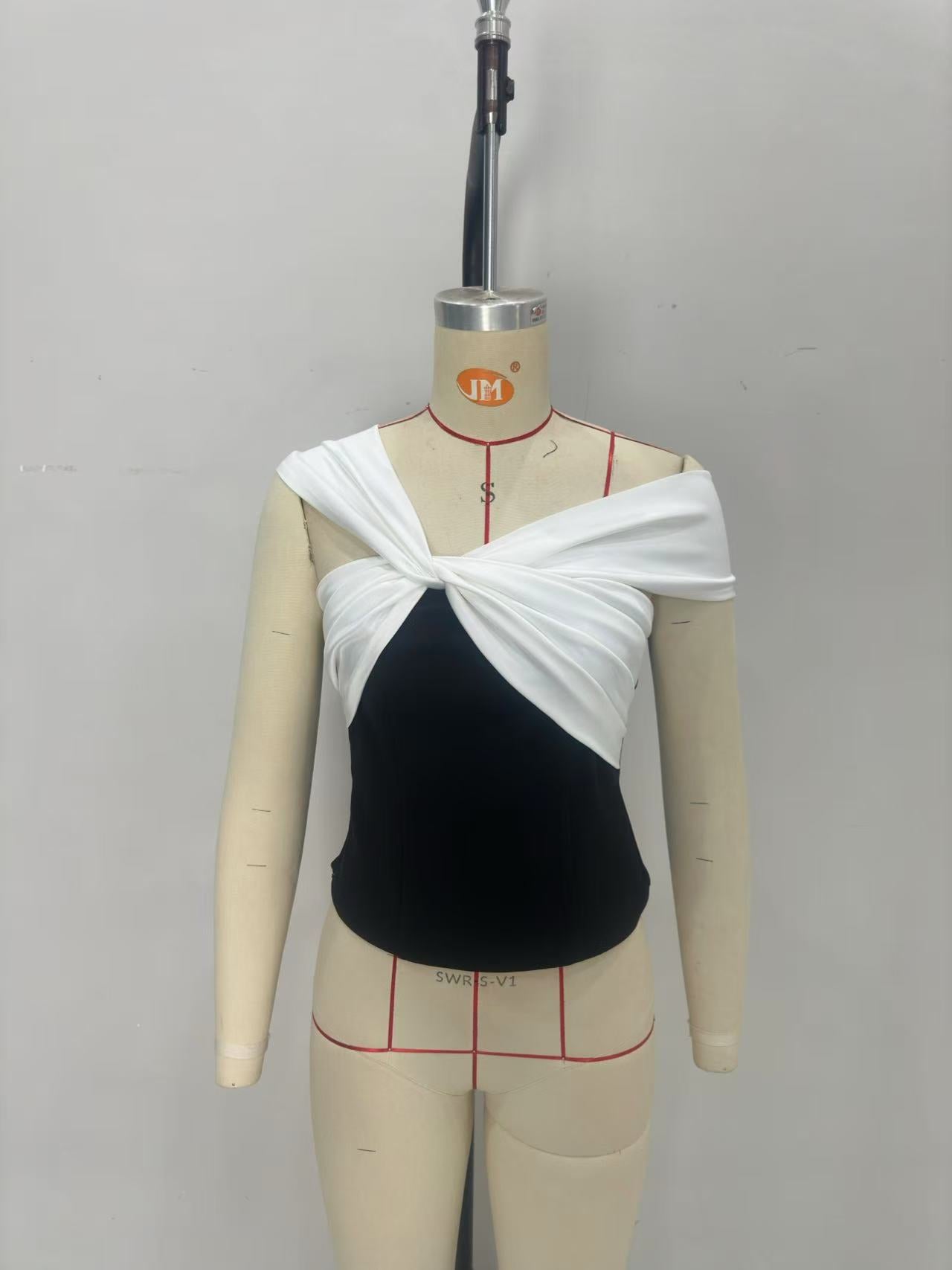O1CN017QT8g71zMCIzMLqFh__2217524266699-0-cib BLACK WHITE OFF-SHOULDER KNOT FITTED TANK TOP