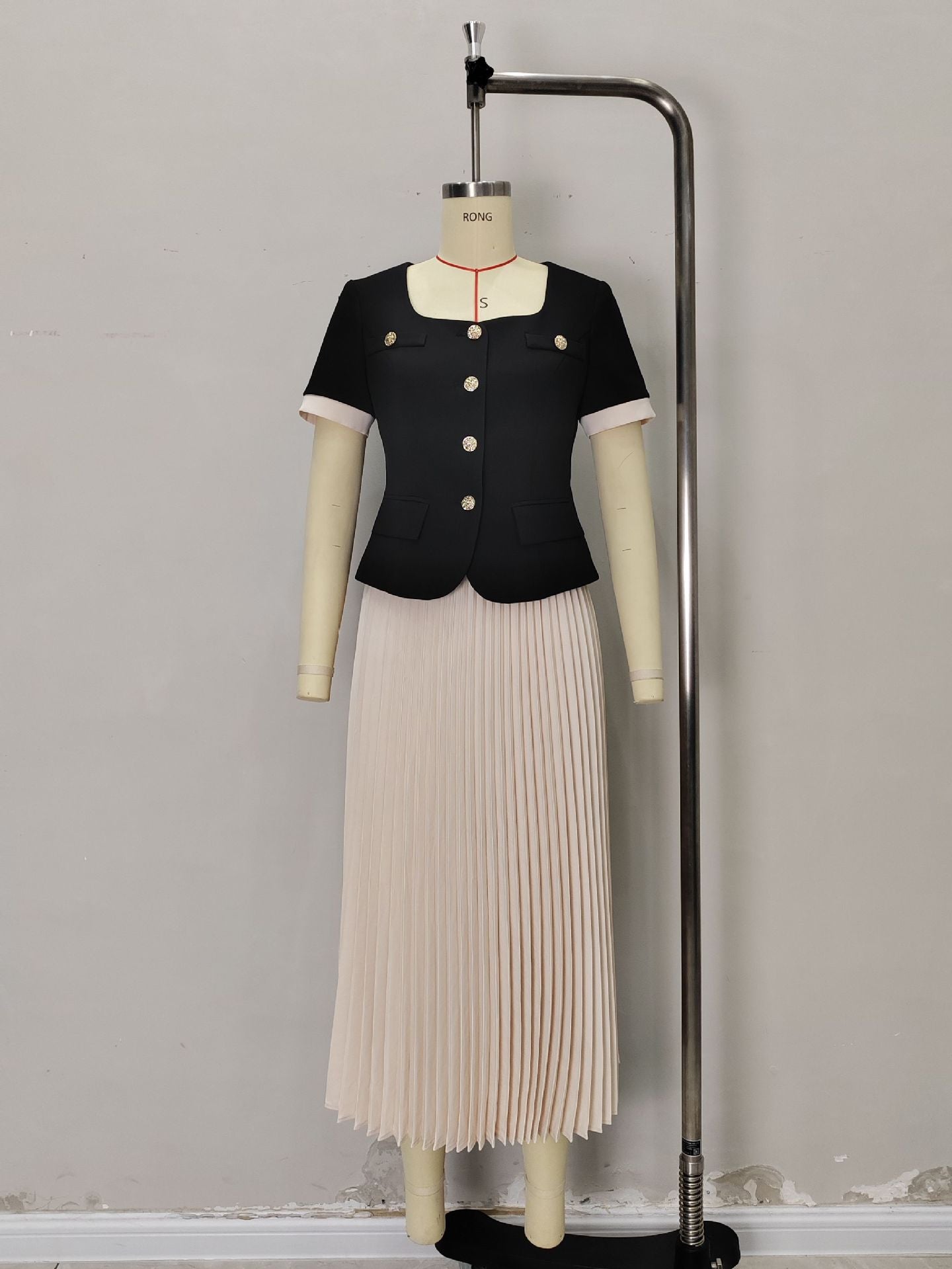 O1CN01AtXSEP1zMCIzH0Xx2__2217524266699-0-cib BLACK SQUARE NECK GOLD BUTTON JACKET & PLEATED MIDI SKIRT SET