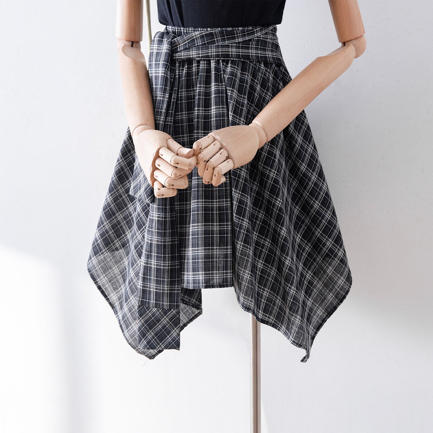 O1CN01CrNwBy1fP8X1UjekA__163593998 BLACK WHITE PLAID WRAP SKIRT ASYMMETRICAL HEM