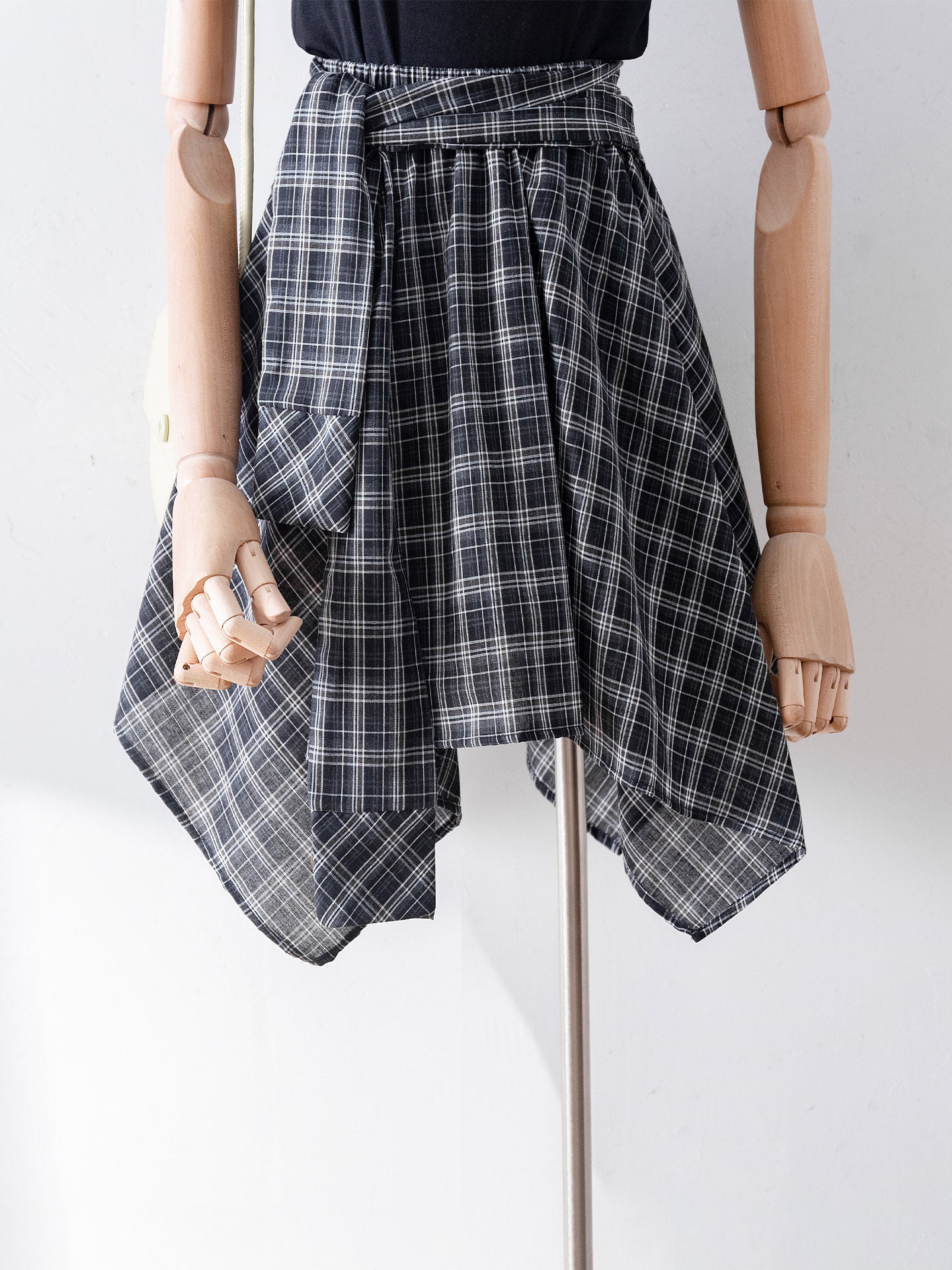 O1CN01DC6JFF1fP8X6SqLjh__163593998 BLACK WHITE PLAID WRAP SKIRT ASYMMETRICAL HEM