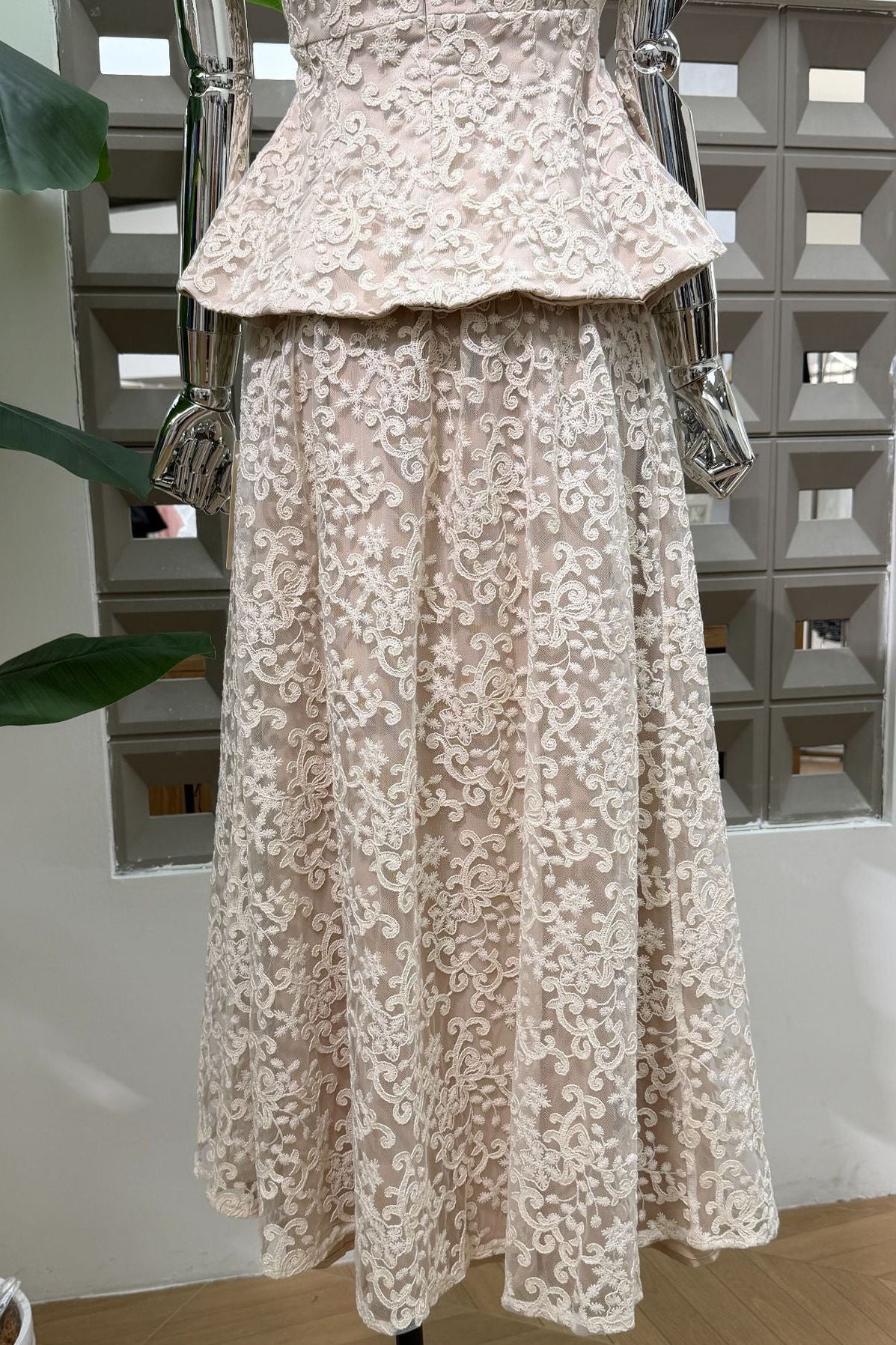O1CN01Jzvf2i1EoKmPKbLhW__2218304790398-0-cib IVORY LACE PEPLUM TOP & A-LINE MAXI SKIRT SET