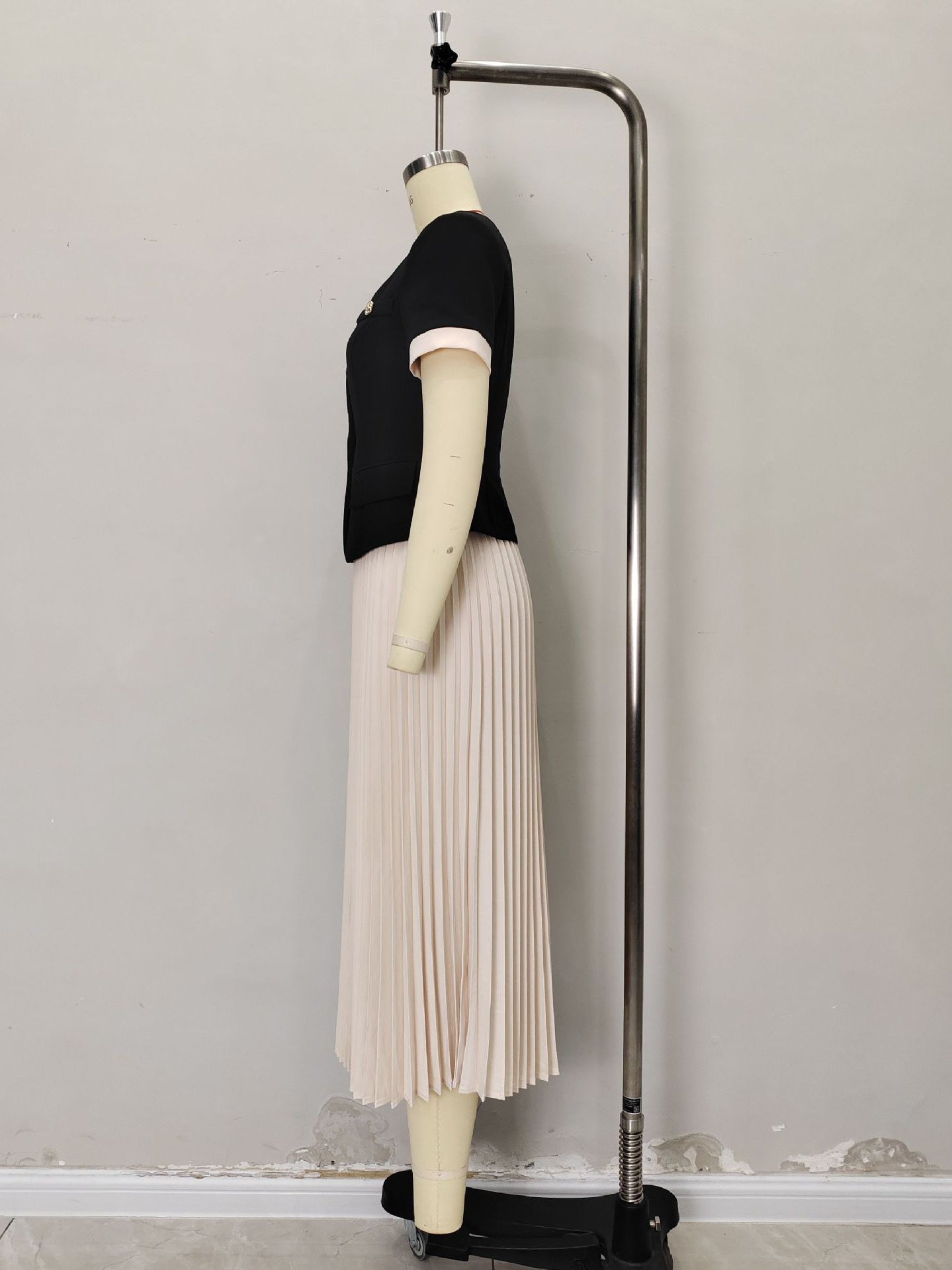 O1CN01RtbV451zMCJ16SFJr__2217524266699-0-cib BLACK SQUARE NECK GOLD BUTTON JACKET & PLEATED MIDI SKIRT SET