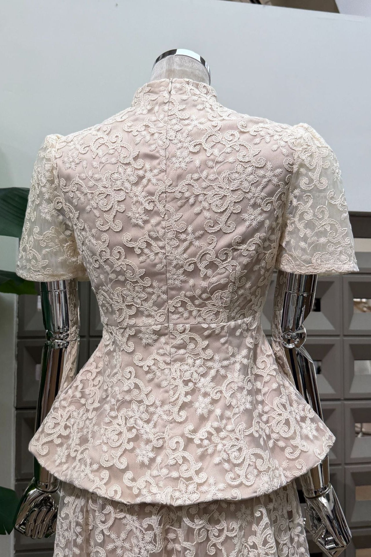 O1CN01UAAwmV1EoKmPKaPUV__2218304790398-0-cib IVORY LACE PEPLUM TOP & A-LINE MAXI SKIRT SET