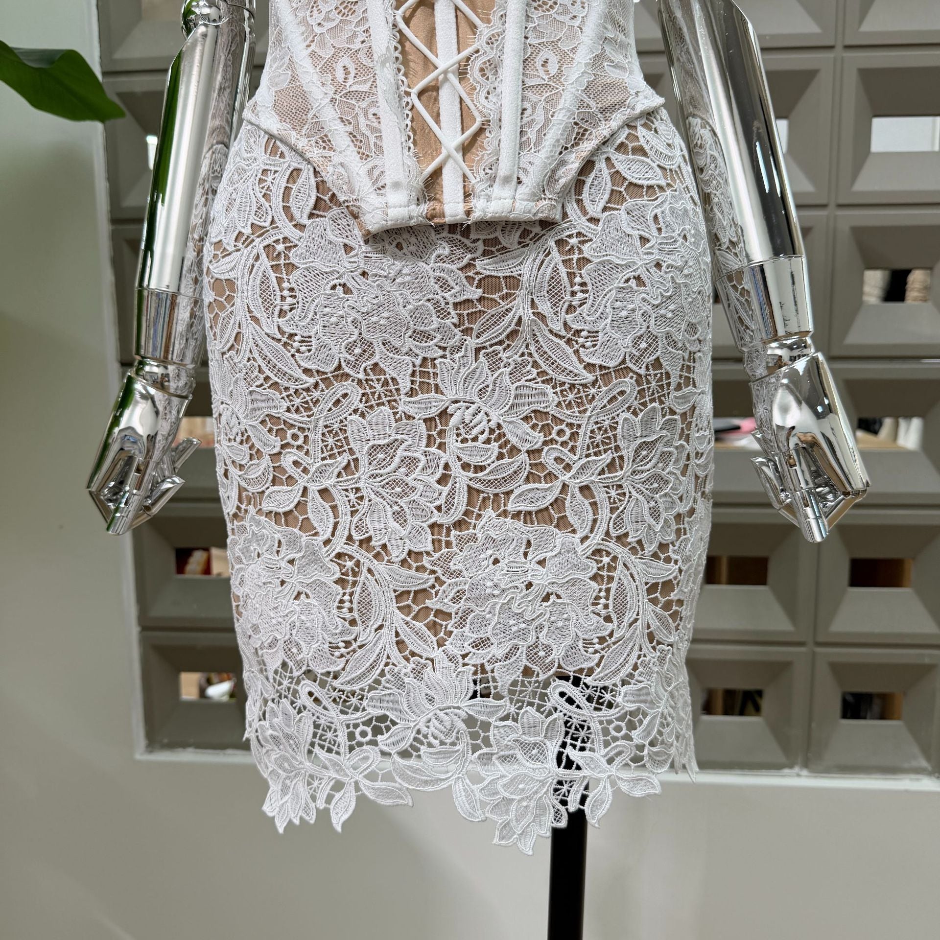 O1CN01XLhyPF1EoKmnaLWII__2218304790398-0-cib WHITE LACE BODYCON TWO-PIECE SET | NIGHT OUT