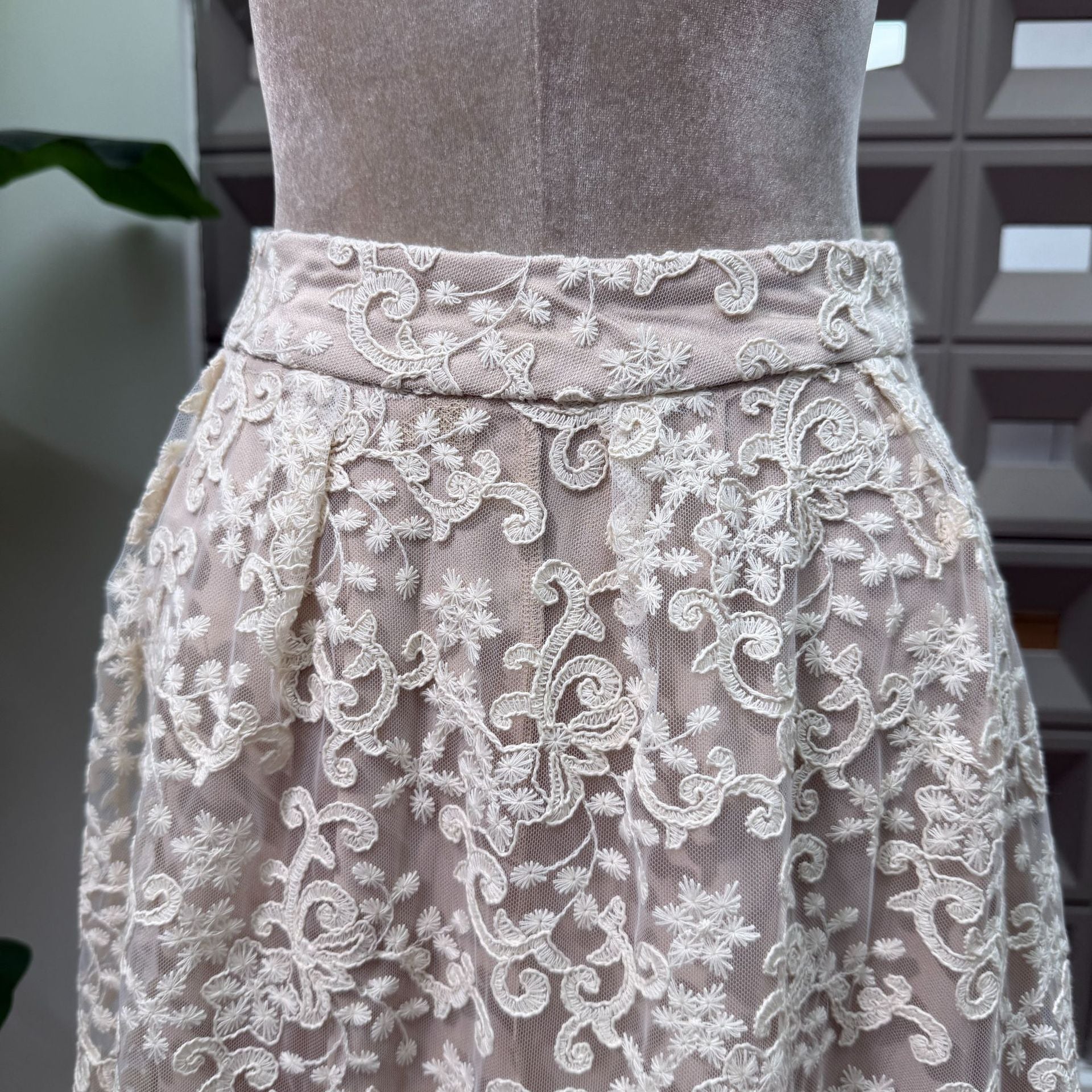 O1CN01a9B9iK1EoKmPN70rn__2218304790398-0-cib IVORY LACE PEPLUM TOP & A-LINE MAXI SKIRT SET