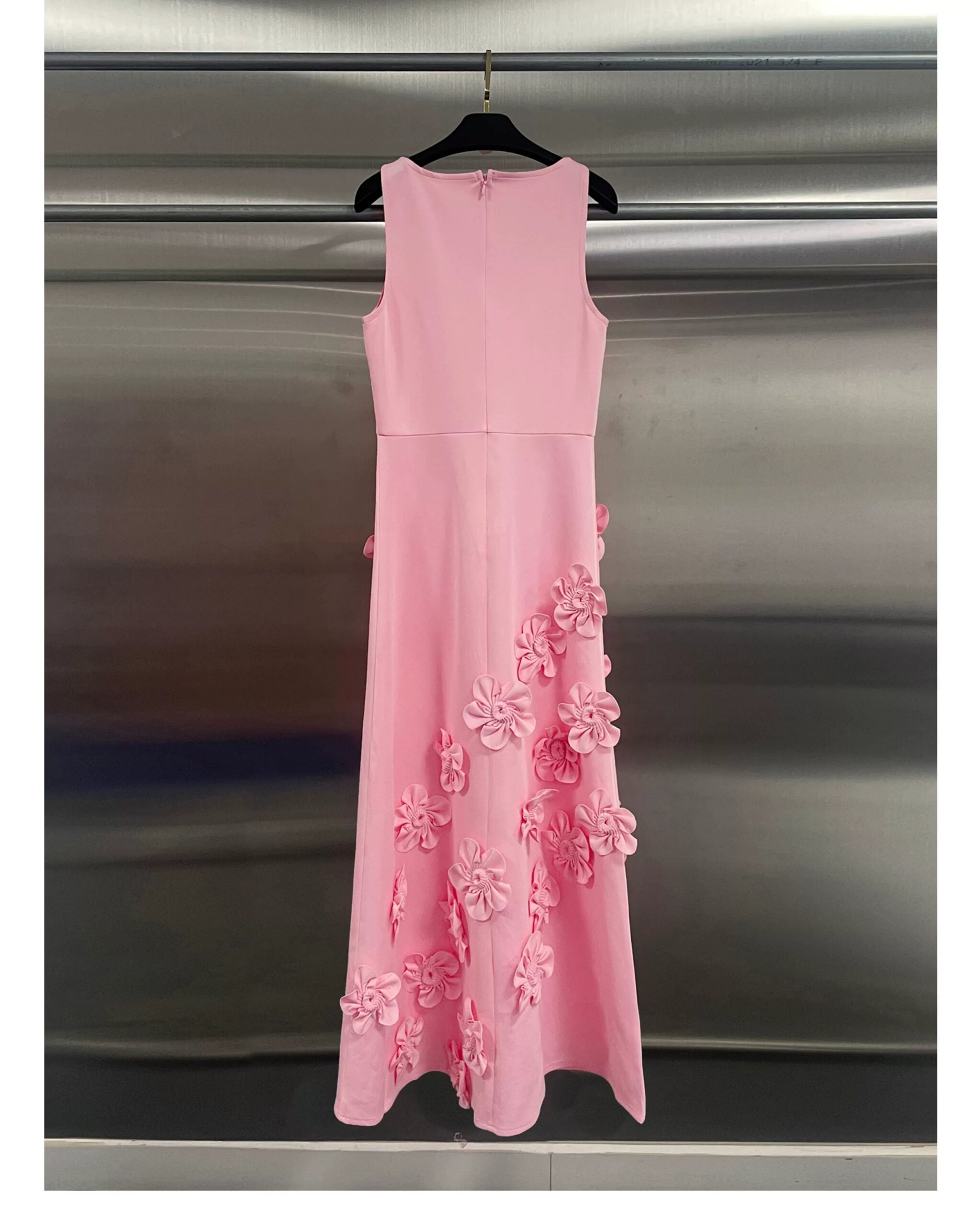O1CN01bKg2th1IapWeUyqmN__2216036230910 SLEEVELESS ROUND NECK 3D FLORAL MIDI DRESS