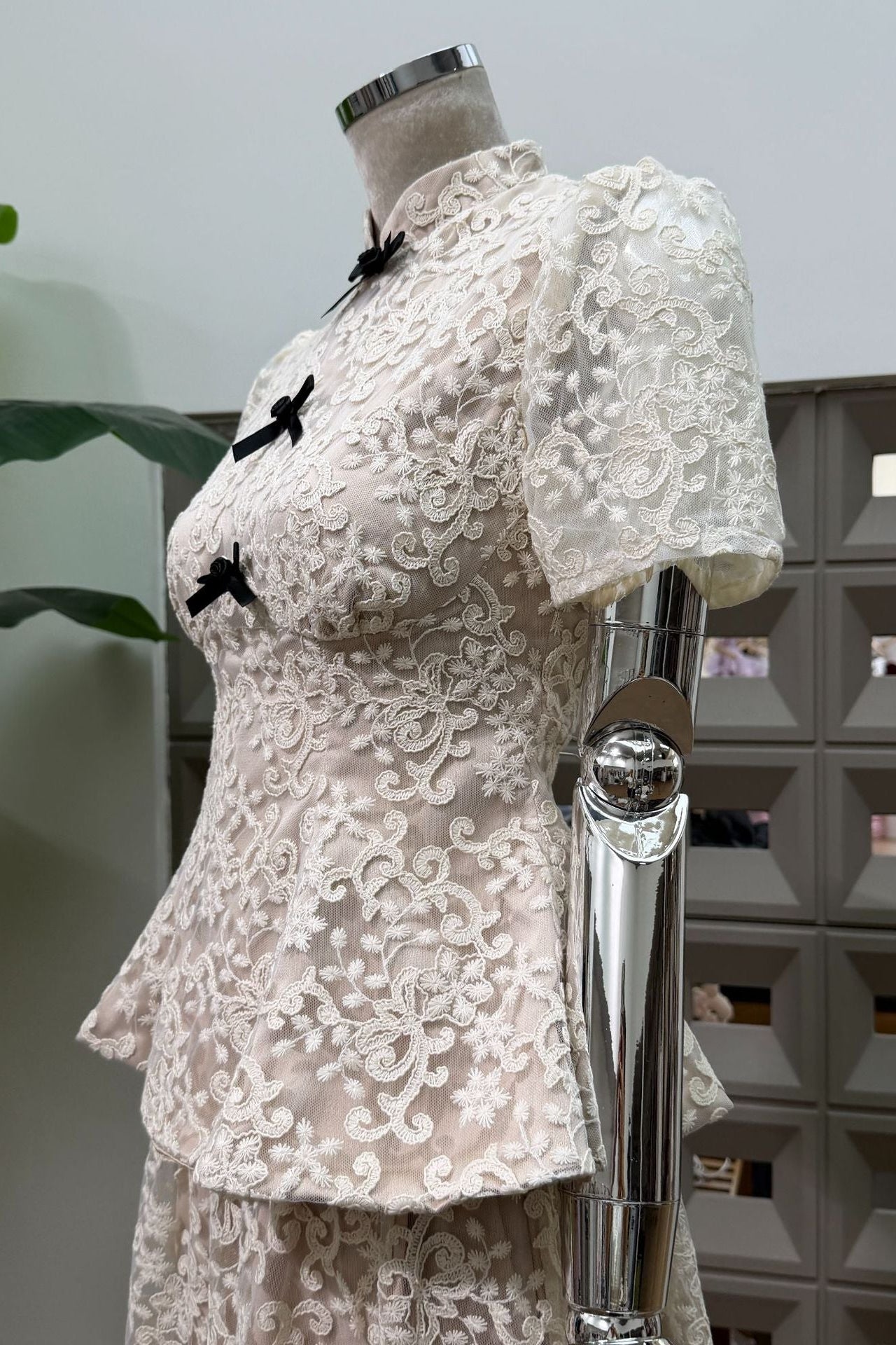 O1CN01c09Jpz1EoKmPUfaaS__2218304790398-0-cib IVORY LACE PEPLUM TOP & A-LINE MAXI SKIRT SET