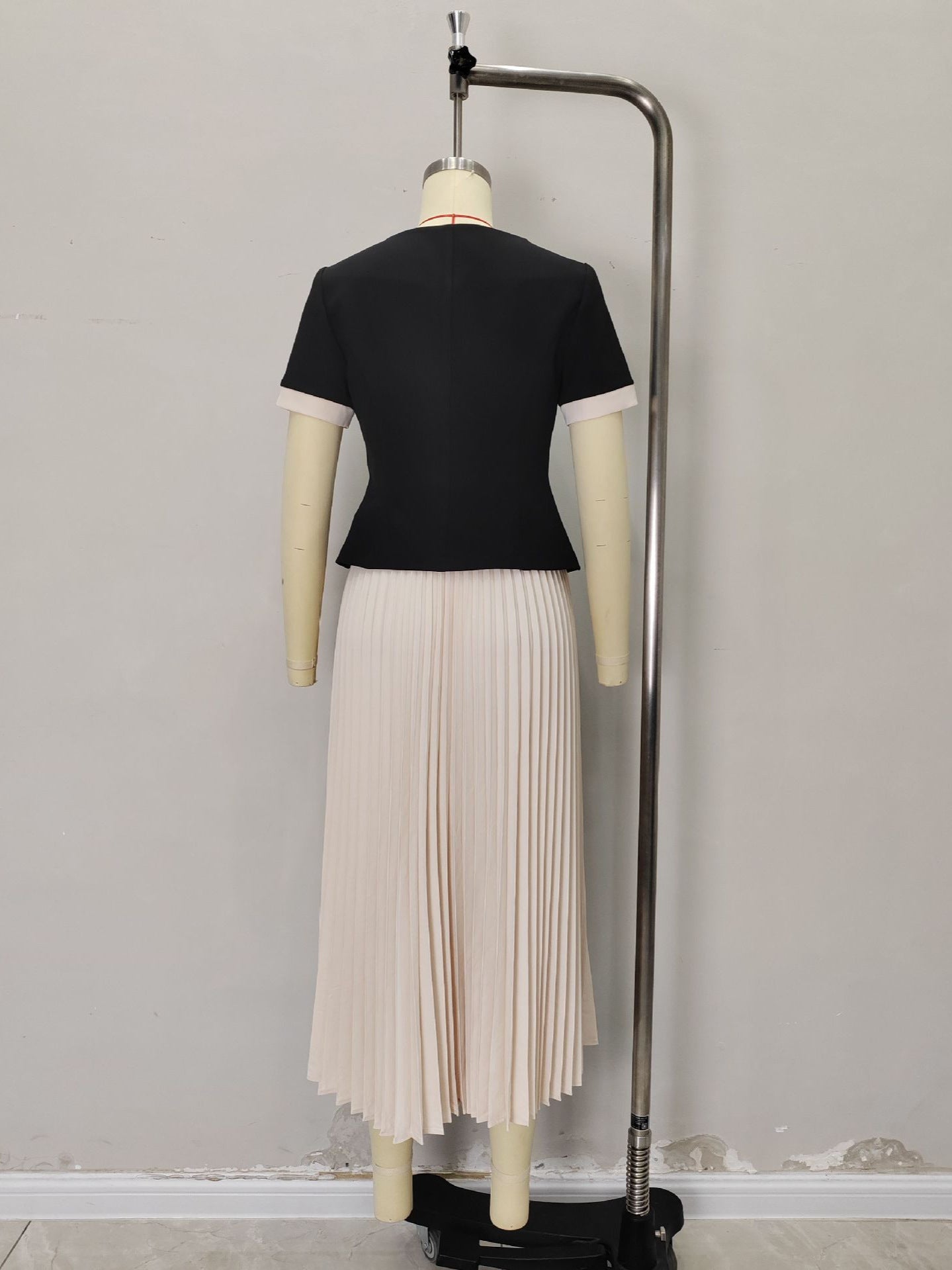 O1CN01huNnMU1zMCIzQBRwV__2217524266699-0-cib BLACK SQUARE NECK GOLD BUTTON JACKET & PLEATED MIDI SKIRT SET