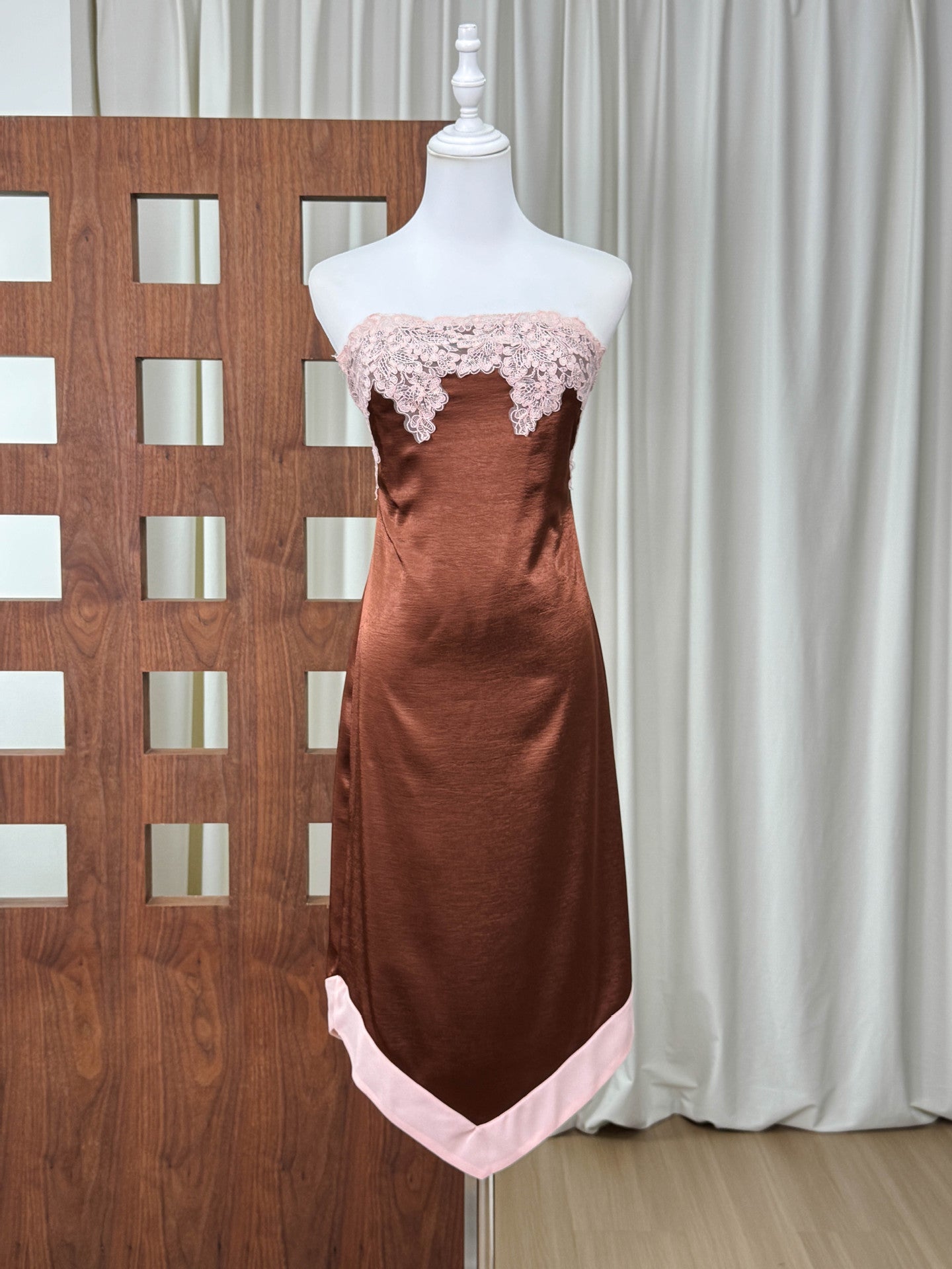 O1CN01jSawZ2XazvF2vHAO__2215741276384-0-cib BRONZE SATIN SHEATH DRESS LACE APPLIQUE COCKTAIL