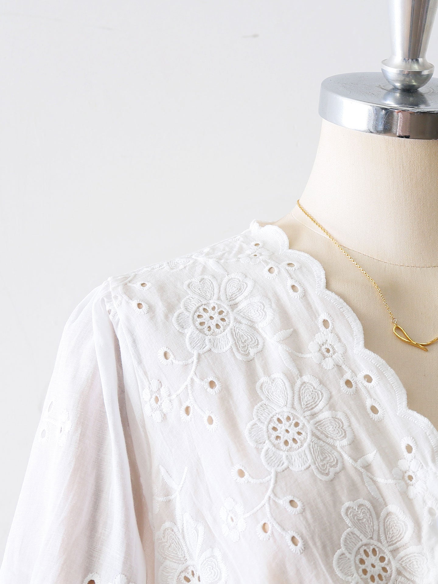 SCALLOPED V-NECK FLORAL EYELET PUFF SLEEVE BLOUSE