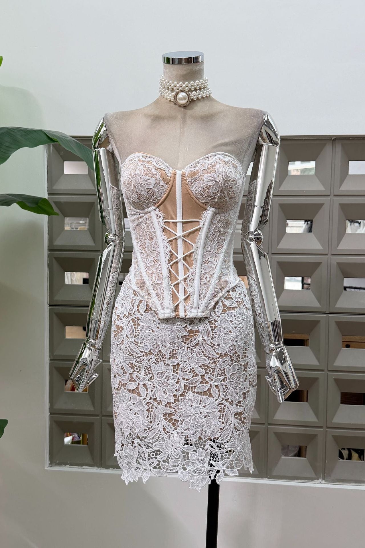 O1CN01sMsbXn1EoKmm83GDF__2218304790398-0-cib WHITE LACE BODYCON TWO-PIECE SET | NIGHT OUT