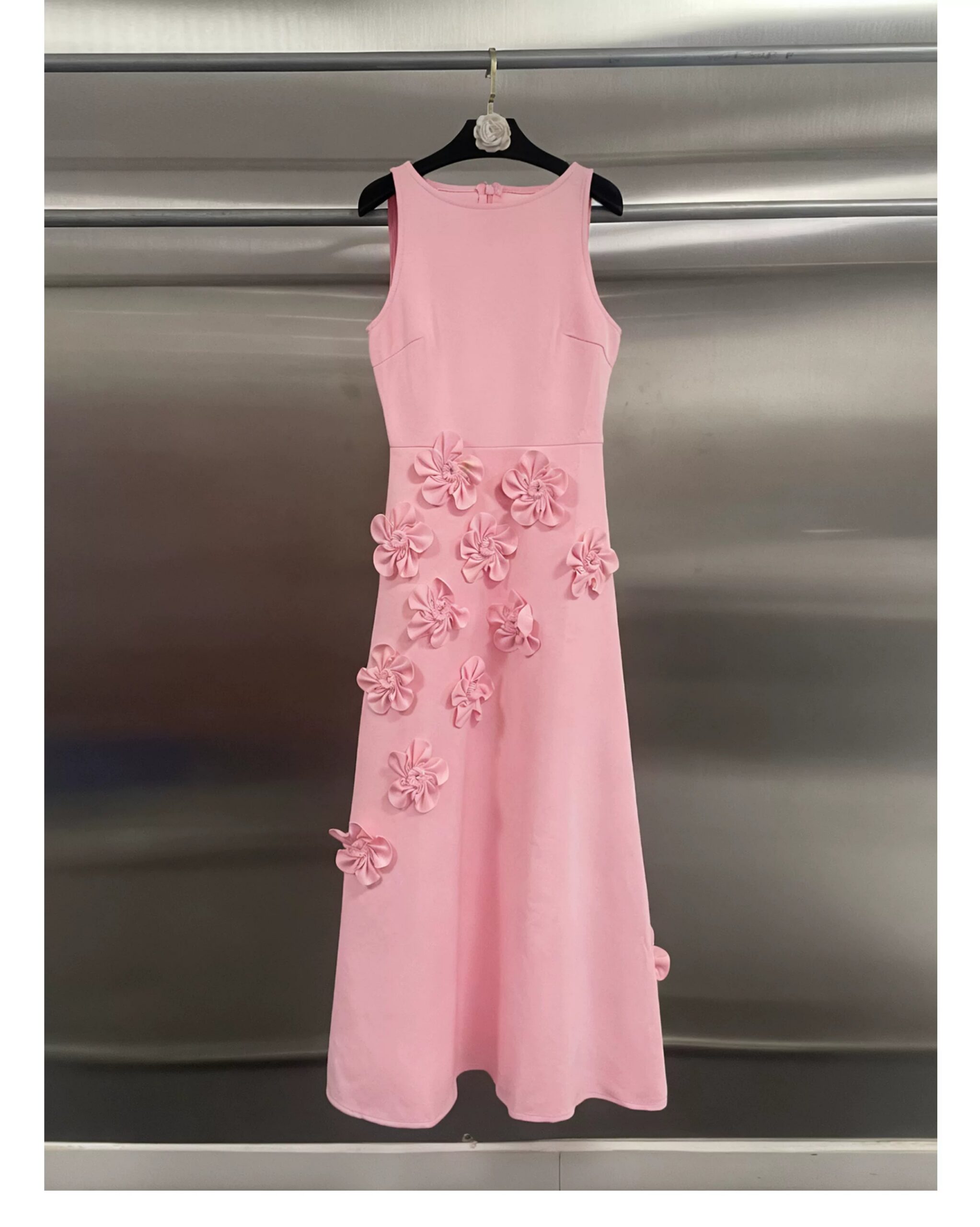 O1CN01wzhx5a1IapWf2mtJs__2216036230910 SLEEVELESS ROUND NECK 3D FLORAL MIDI DRESS