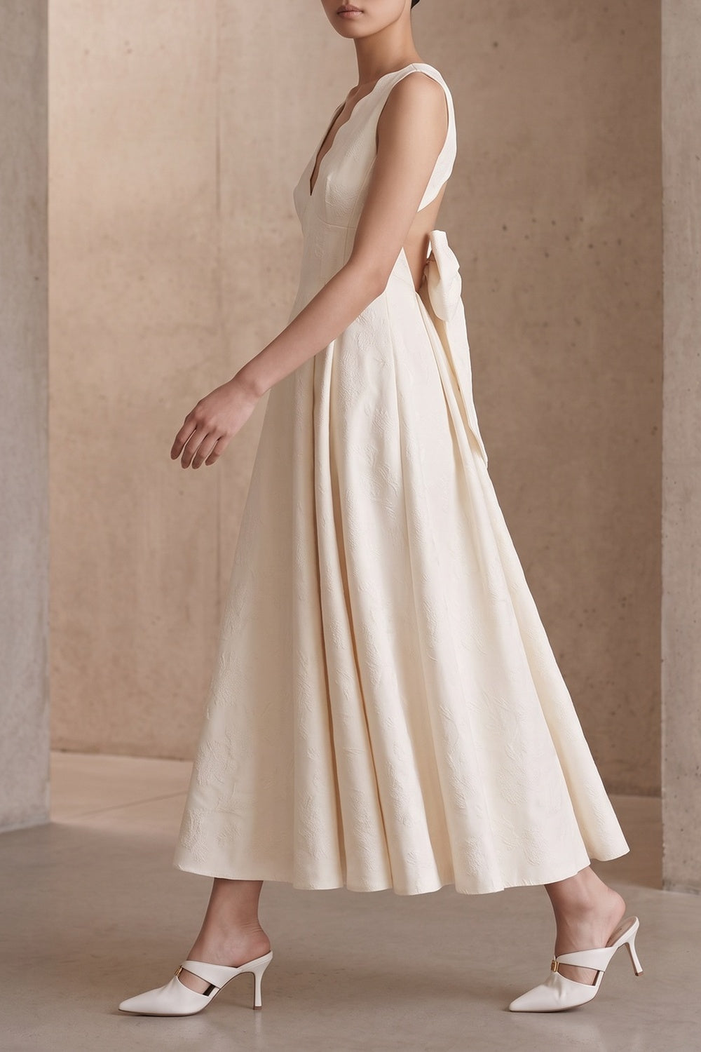 a8a0b7c16215216c SCALLOPED V-NECK SLEEVELESS PLEATED A-LINE MIDI DRESS