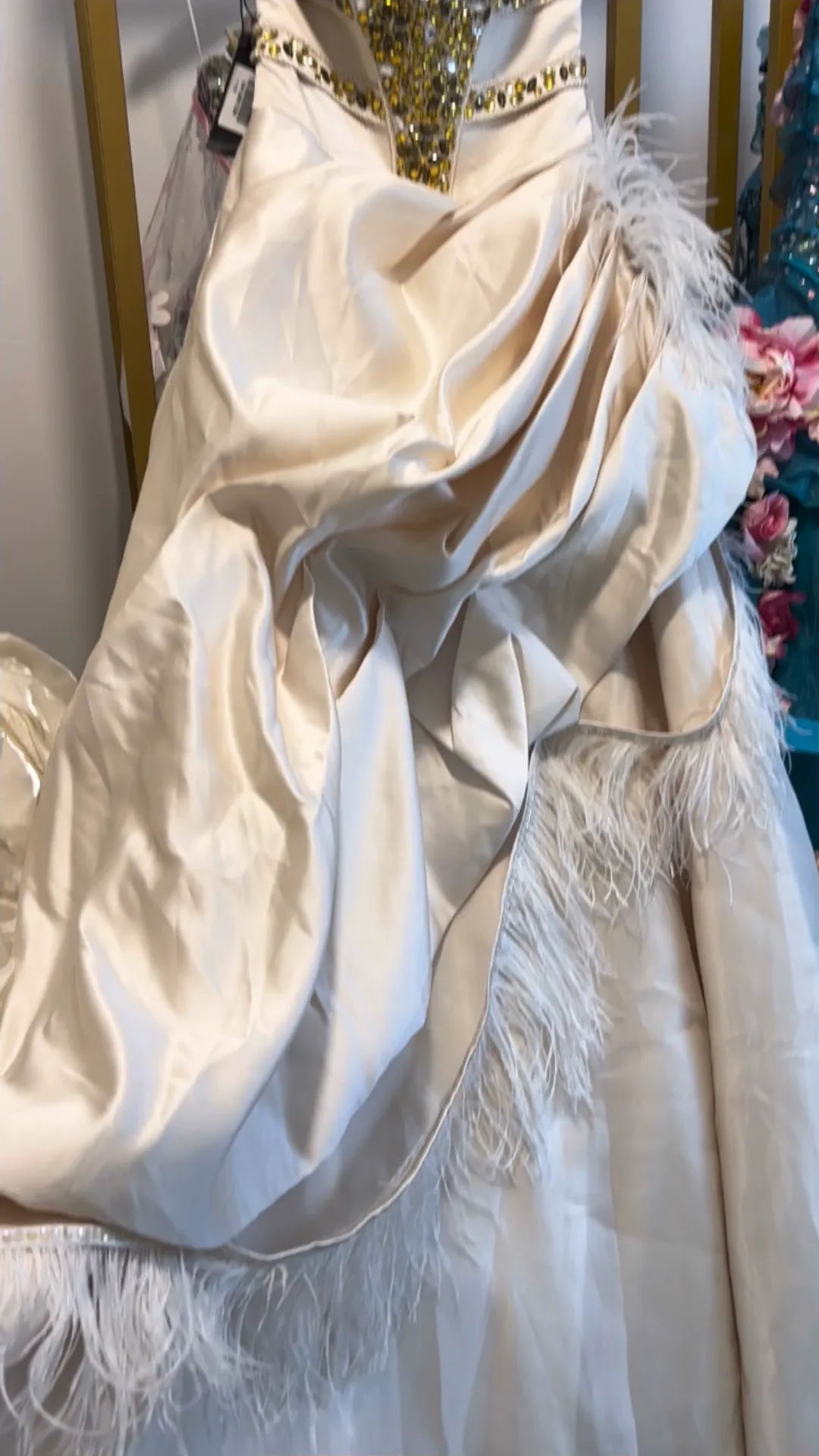 imgi_14_O1CN01WBFhlt1feFfFfjqny__4611686018427385471-0-xy_item_jpg_Q90_jpg CREAM SATIN BALL GOWN RHINESTONE FEATHER PROM
