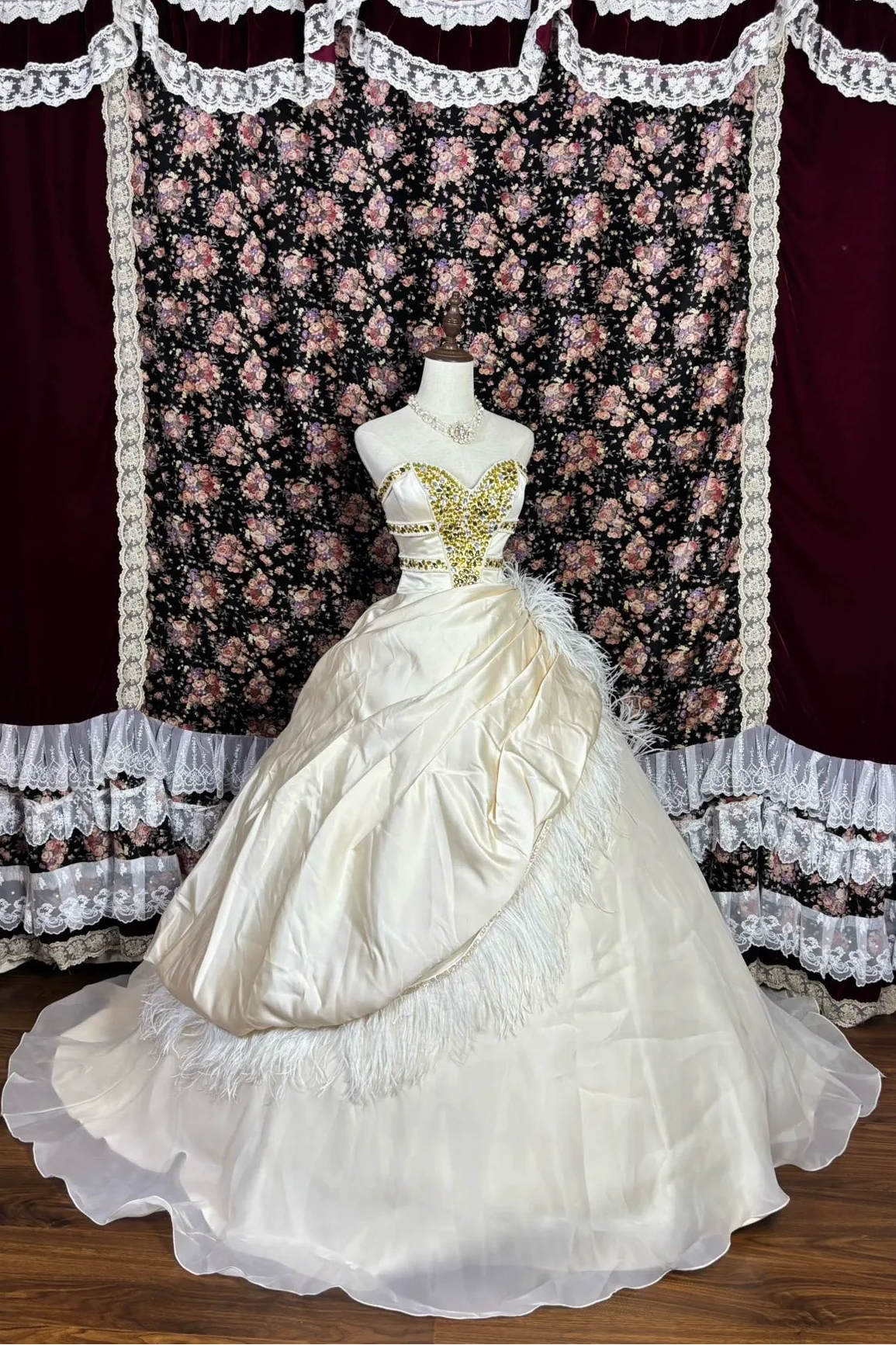 imgi_15_O1CN01FJx7eC1feFdZpsVrV__4611686018427385471-0-fleamarket_jpg_Q90_jpg CREAM SATIN BALL GOWN RHINESTONE FEATHER PROM