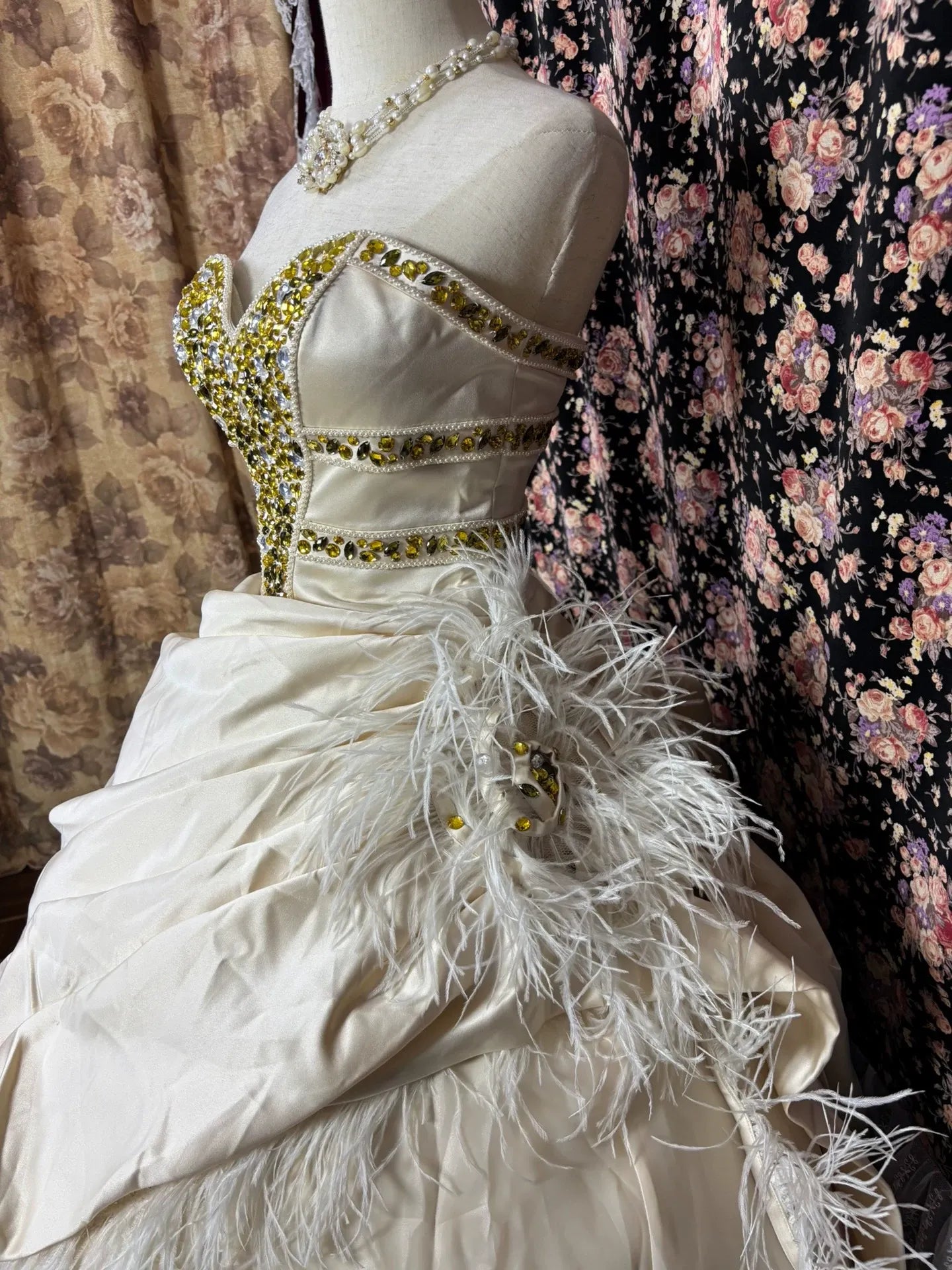 imgi_17_O1CN01v2fyW61feFdaFq05n__4611686018427385471-0-fleamarket_jpg_Q90_jpg CREAM SATIN BALL GOWN RHINESTONE FEATHER PROM