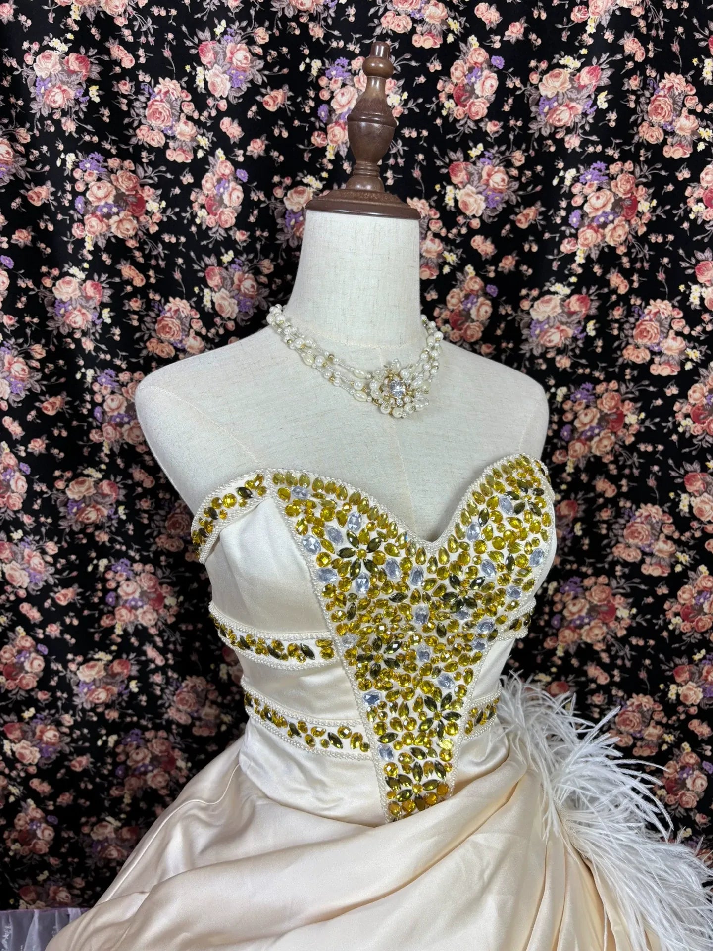 imgi_18_O1CN01UA83OC1feFdYYuZcC__4611686018427385471-0-fleamarket_jpg_Q90_jpg CREAM SATIN BALL GOWN RHINESTONE FEATHER PROM