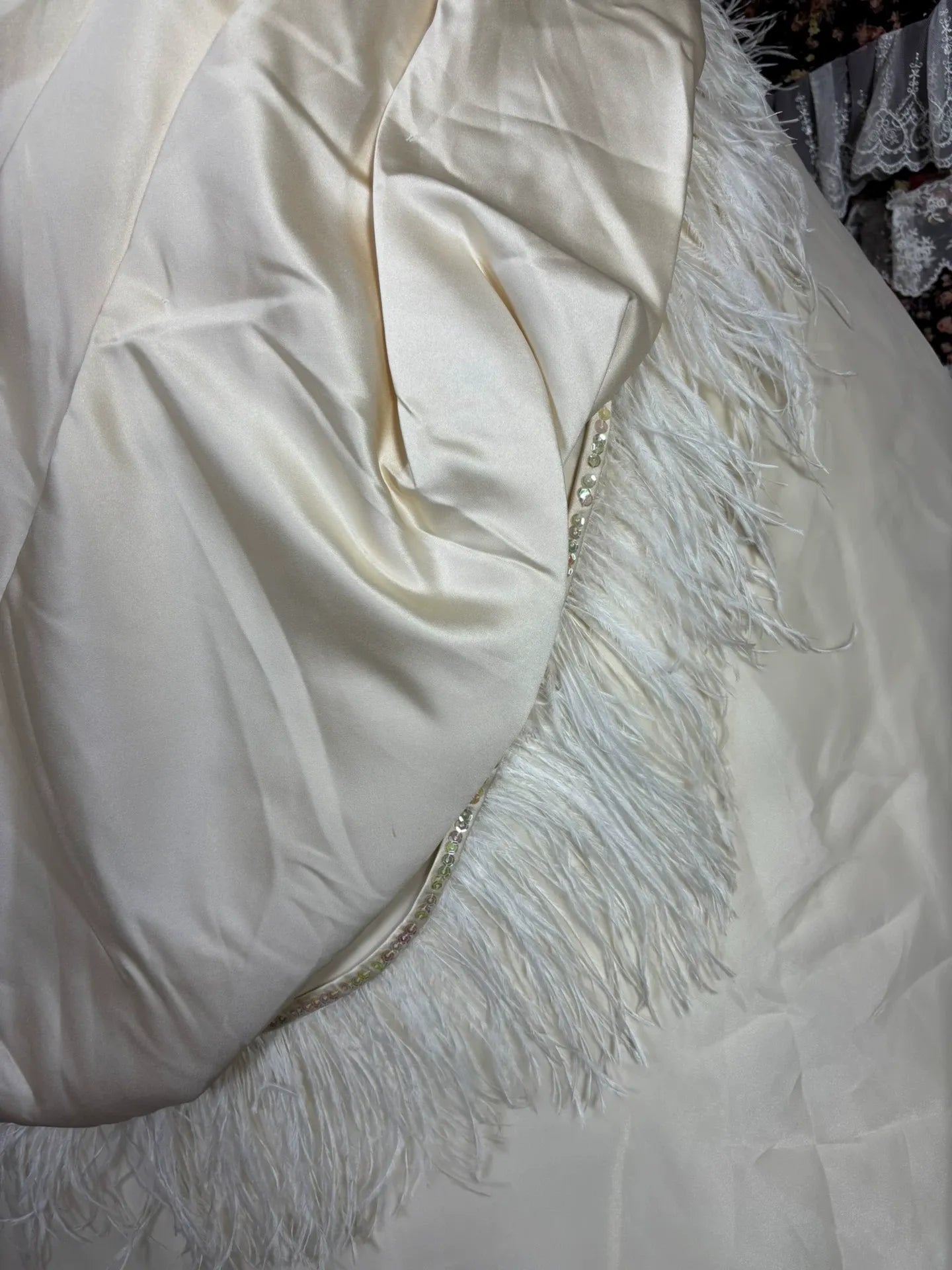 imgi_19_O1CN01OD7Vex1feFdafQxnA__4611686018427385471-0-fleamarket_jpg_Q90_jpg CREAM SATIN BALL GOWN RHINESTONE FEATHER PROM